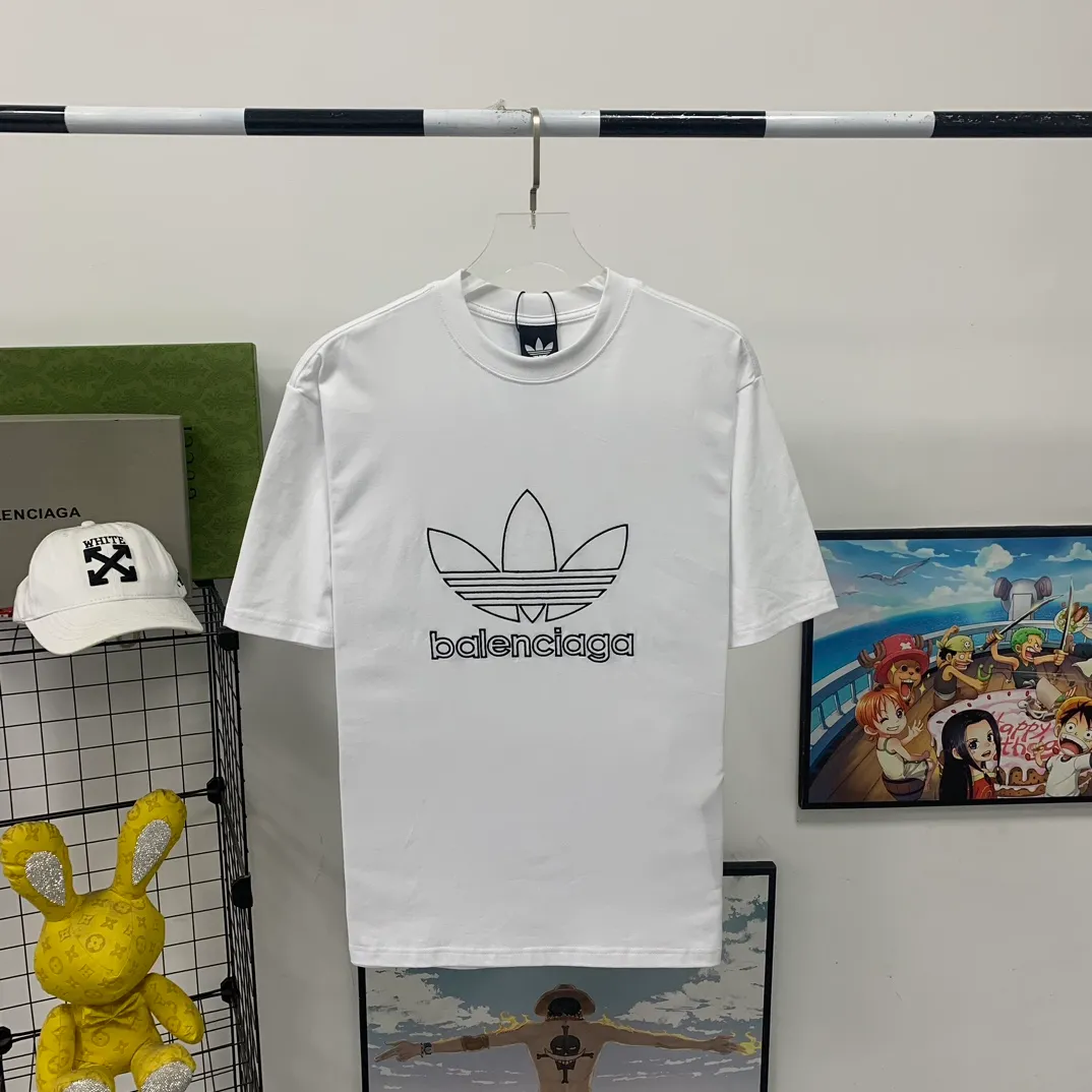 [New] Top-quality verified version BALENCIAGA/ADIDAS Balenciaga co-branded Adidas clover 23SS printed pattern letter round neck short-sleeved T-shirt is a hot topic at the moment🔥Quality ceiling It seems to be a simple printing or embroidery, but it is not simple at all. 100% imported machine restoration. The details and workmanship and fabrics are consistent with the original ones. Guaranteed no color difference with the counter. Feel free to compare ⚠️Note that the threaded necklines are all original collars of a certain Paris and a certain country. High degree of wrapping. The width of the neckline and cabinets are accurate to millimeters. Thick necklines are not easily deformed. The collars of high-end products are all restored to cabinets. Differentiating large collars from ordinary garbage in the world. ⚠️Different styles of washed wheat main wheat, including imported wheat, have different colors and codes. Really restore the counter. As we all know, Balenciaga’s collar labels in each quarter have different English or colors. This distinguishes fast food products from the world’s single-color main wheat washed wheat. ⚠️Pay attention to workmanship. Stitches at the collar are not folded. Smooth and natural, no overlapping lines, true restoration ⚠️The fabric is made of 250g Paris-specific double yarn. It is really incomparable with the ordinary version on the market. Correct printing details. Correct double yarn with high weight thread. Correct packaging details. Workmanship is restored in all aspects. Packaging is restored in all aspects. P: 270 Color: Black White Green SIZE: XS-S-M-L