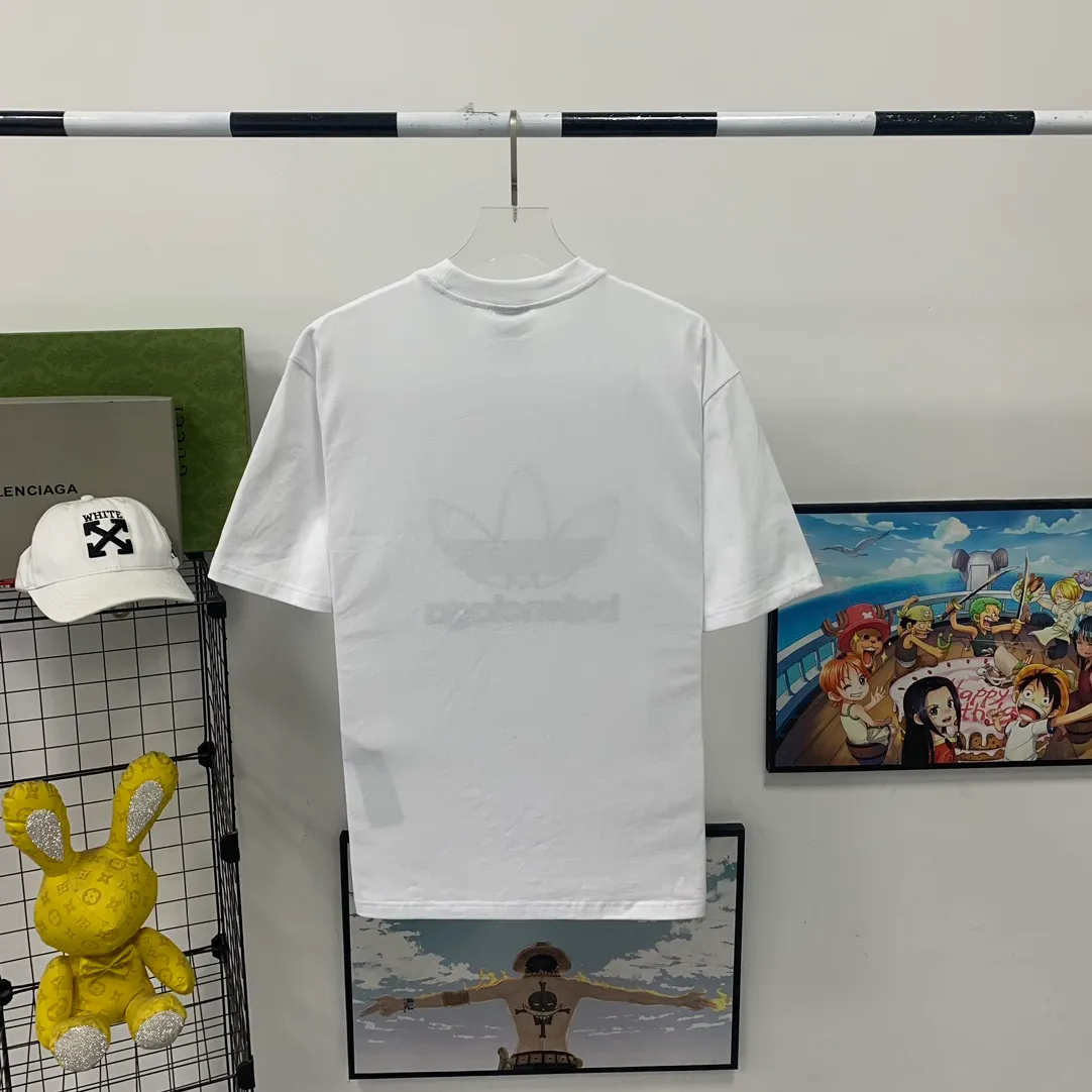 [New] Top-quality verified version BALENCIAGA/ADIDAS Balenciaga co-branded Adidas clover 23SS printed pattern letter round neck short-sleeved T-shirt is a hot topic at the moment🔥Quality ceiling It seems to be a simple printing or embroidery, but it is not simple at all. 100% imported machine restoration. The details and workmanship and fabrics are consistent with the original ones. Guaranteed no color difference with the counter. Feel free to compare ⚠️Note that the threaded necklines are all original collars of a certain Paris and a certain country. High degree of wrapping. The width of the neckline and cabinets are accurate to millimeters. Thick necklines are not easily deformed. The collars of high-end products are all restored to cabinets. Differentiating large collars from ordinary garbage in the world. ⚠️Different styles of washed wheat main wheat, including imported wheat, have different colors and codes. Really restore the counter. As we all know, Balenciaga’s collar labels in each quarter have different English or colors. This distinguishes fast food products from the world’s single-color main wheat washed wheat. ⚠️Pay attention to workmanship. Stitches at the collar are not folded. Smooth and natural, no overlapping lines, true restoration ⚠️The fabric is made of 250g Paris-specific double yarn. It is really incomparable with the ordinary version on the market. Correct printing details. Correct double yarn with high weight thread. Correct packaging details. Workmanship is restored in all aspects. Packaging is restored in all aspects. P: 270 Color: Black White Green SIZE: XS-S-M-L