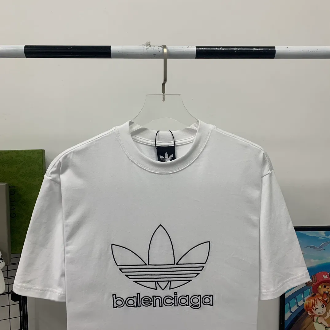 [New] Top-quality verified version BALENCIAGA/ADIDAS Balenciaga co-branded Adidas clover 23SS printed pattern letter round neck short-sleeved T-shirt is a hot topic at the moment🔥Quality ceiling It seems to be a simple printing or embroidery, but it is not simple at all. 100% imported machine restoration. The details and workmanship and fabrics are consistent with the original ones. Guaranteed no color difference with the counter. Feel free to compare ⚠️Note that the threaded necklines are all original collars of a certain Paris and a certain country. High degree of wrapping. The width of the neckline and cabinets are accurate to millimeters. Thick necklines are not easily deformed. The collars of high-end products are all restored to cabinets. Differentiating large collars from ordinary garbage in the world. ⚠️Different styles of washed wheat main wheat, including imported wheat, have different colors and codes. Really restore the counter. As we all know, Balenciaga’s collar labels in each quarter have different English or colors. This distinguishes fast food products from the world’s single-color main wheat washed wheat. ⚠️Pay attention to workmanship. Stitches at the collar are not folded. Smooth and natural, no overlapping lines, true restoration ⚠️The fabric is made of 250g Paris-specific double yarn. It is really incomparable with the ordinary version on the market. Correct printing details. Correct double yarn with high weight thread. Correct packaging details. Workmanship is restored in all aspects. Packaging is restored in all aspects. P: 270 Color: Black White Green SIZE: XS-S-M-L