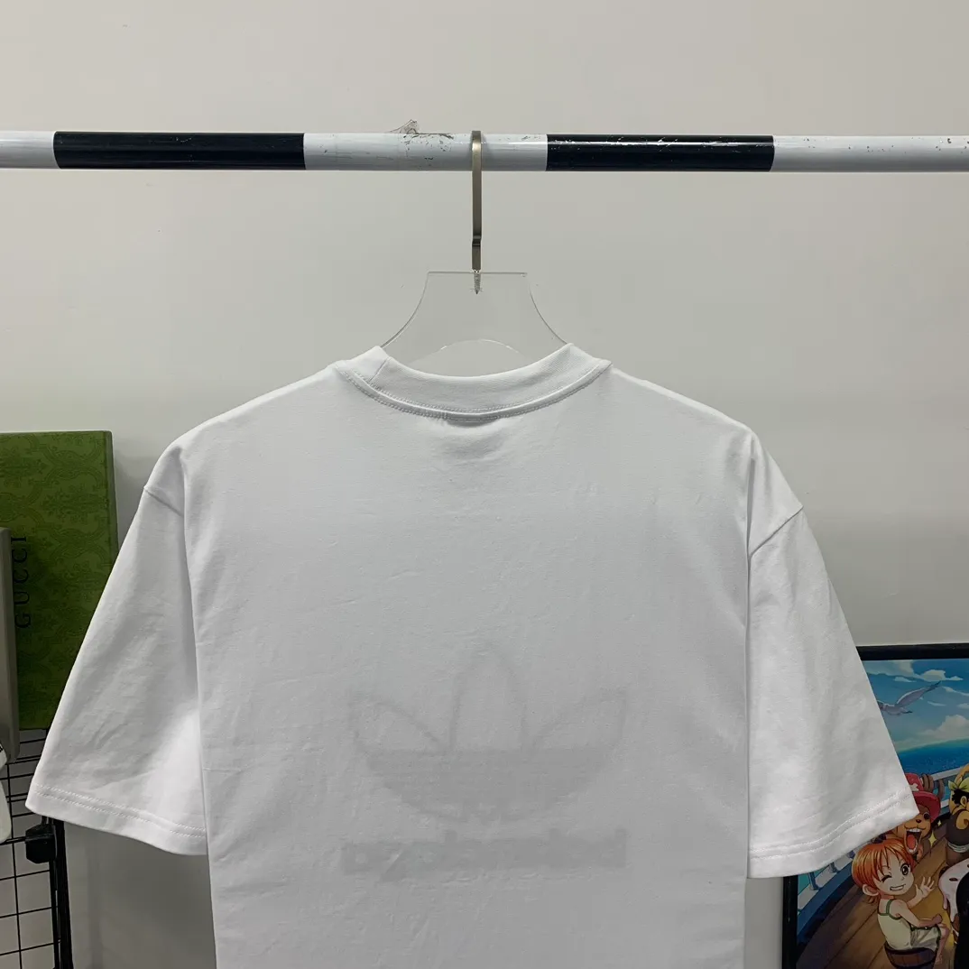 [New] Top-quality verified version BALENCIAGA/ADIDAS Balenciaga co-branded Adidas clover 23SS printed pattern letter round neck short-sleeved T-shirt is a hot topic at the moment🔥Quality ceiling It seems to be a simple printing or embroidery, but it is not simple at all. 100% imported machine restoration. The details and workmanship and fabrics are consistent with the original ones. Guaranteed no color difference with the counter. Feel free to compare ⚠️Note that the threaded necklines are all original collars of a certain Paris and a certain country. High degree of wrapping. The width of the neckline and cabinets are accurate to millimeters. Thick necklines are not easily deformed. The collars of high-end products are all restored to cabinets. Differentiating large collars from ordinary garbage in the world. ⚠️Different styles of washed wheat main wheat, including imported wheat, have different colors and codes. Really restore the counter. As we all know, Balenciaga’s collar labels in each quarter have different English or colors. This distinguishes fast food products from the world’s single-color main wheat washed wheat. ⚠️Pay attention to workmanship. Stitches at the collar are not folded. Smooth and natural, no overlapping lines, true restoration ⚠️The fabric is made of 250g Paris-specific double yarn. It is really incomparable with the ordinary version on the market. Correct printing details. Correct double yarn with high weight thread. Correct packaging details. Workmanship is restored in all aspects. Packaging is restored in all aspects. P: 270 Color: Black White Green SIZE: XS-S-M-L