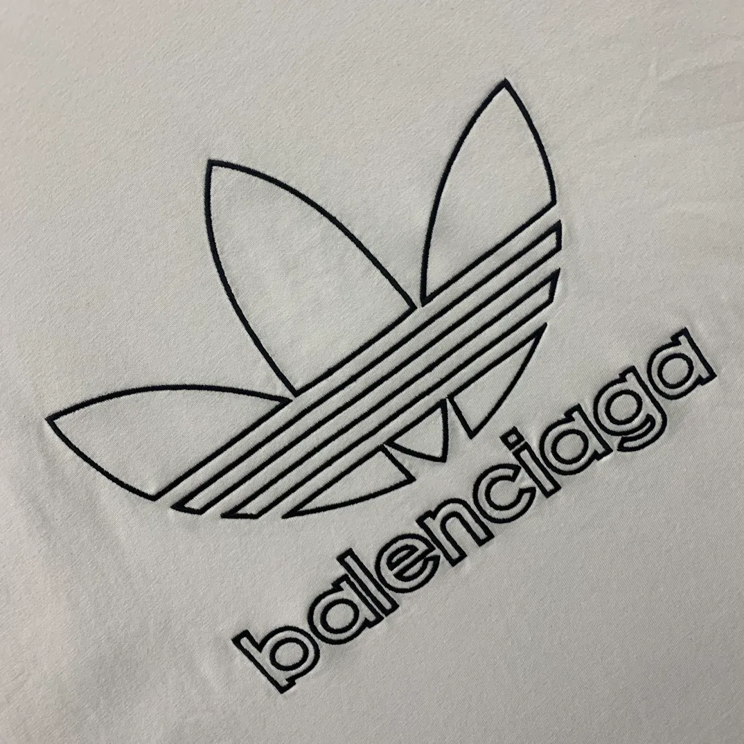 [New] Top-quality verified version BALENCIAGA/ADIDAS Balenciaga co-branded Adidas clover 23SS printed pattern letter round neck short-sleeved T-shirt is a hot topic at the moment🔥Quality ceiling It seems to be a simple printing or embroidery, but it is not simple at all. 100% imported machine restoration. The details and workmanship and fabrics are consistent with the original ones. Guaranteed no color difference with the counter. Feel free to compare ⚠️Note that the threaded necklines are all original collars of a certain Paris and a certain country. High degree of wrapping. The width of the neckline and cabinets are accurate to millimeters. Thick necklines are not easily deformed. The collars of high-end products are all restored to cabinets. Differentiating large collars from ordinary garbage in the world. ⚠️Different styles of washed wheat main wheat, including imported wheat, have different colors and codes. Really restore the counter. As we all know, Balenciaga’s collar labels in each quarter have different English or colors. This distinguishes fast food products from the world’s single-color main wheat washed wheat. ⚠️Pay attention to workmanship. Stitches at the collar are not folded. Smooth and natural, no overlapping lines, true restoration ⚠️The fabric is made of 250g Paris-specific double yarn. It is really incomparable with the ordinary version on the market. Correct printing details. Correct double yarn with high weight thread. Correct packaging details. Workmanship is restored in all aspects. Packaging is restored in all aspects. P: 270 Color: Black White Green SIZE: XS-S-M-L