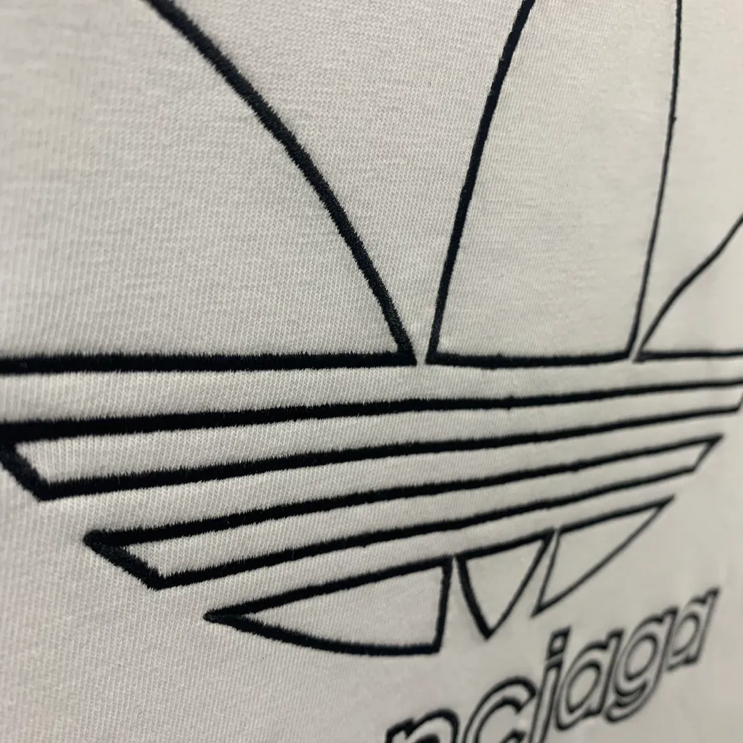 [New] Top-quality verified version BALENCIAGA/ADIDAS Balenciaga co-branded Adidas clover 23SS printed pattern letter round neck short-sleeved T-shirt is a hot topic at the moment🔥Quality ceiling It seems to be a simple printing or embroidery, but it is not simple at all. 100% imported machine restoration. The details and workmanship and fabrics are consistent with the original ones. Guaranteed no color difference with the counter. Feel free to compare ⚠️Note that the threaded necklines are all original collars of a certain Paris and a certain country. High degree of wrapping. The width of the neckline and cabinets are accurate to millimeters. Thick necklines are not easily deformed. The collars of high-end products are all restored to cabinets. Differentiating large collars from ordinary garbage in the world. ⚠️Different styles of washed wheat main wheat, including imported wheat, have different colors and codes. Really restore the counter. As we all know, Balenciaga’s collar labels in each quarter have different English or colors. This distinguishes fast food products from the world’s single-color main wheat washed wheat. ⚠️Pay attention to workmanship. Stitches at the collar are not folded. Smooth and natural, no overlapping lines, true restoration ⚠️The fabric is made of 250g Paris-specific double yarn. It is really incomparable with the ordinary version on the market. Correct printing details. Correct double yarn with high weight thread. Correct packaging details. Workmanship is restored in all aspects. Packaging is restored in all aspects. P: 270 Color: Black White Green SIZE: XS-S-M-L