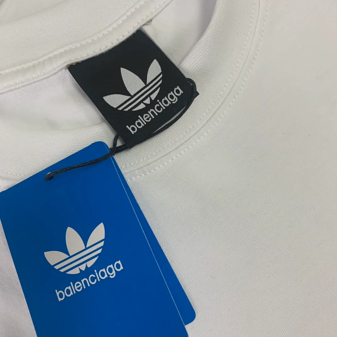 [New] Top-quality verified version BALENCIAGA/ADIDAS Balenciaga co-branded Adidas clover 23SS printed pattern letter round neck short-sleeved T-shirt is a hot topic at the moment🔥Quality ceiling It seems to be a simple printing or embroidery, but it is not simple at all. 100% imported machine restoration. The details and workmanship and fabrics are consistent with the original ones. Guaranteed no color difference with the counter. Feel free to compare ⚠️Note that the threaded necklines are all original collars of a certain Paris and a certain country. High degree of wrapping. The width of the neckline and cabinets are accurate to millimeters. Thick necklines are not easily deformed. The collars of high-end products are all restored to cabinets. Differentiating large collars from ordinary garbage in the world. ⚠️Different styles of washed wheat main wheat, including imported wheat, have different colors and codes. Really restore the counter. As we all know, Balenciaga’s collar labels in each quarter have different English or colors. This distinguishes fast food products from the world’s single-color main wheat washed wheat. ⚠️Pay attention to workmanship. Stitches at the collar are not folded. Smooth and natural, no overlapping lines, true restoration ⚠️The fabric is made of 250g Paris-specific double yarn. It is really incomparable with the ordinary version on the market. Correct printing details. Correct double yarn with high weight thread. Correct packaging details. Workmanship is restored in all aspects. Packaging is restored in all aspects. P: 270 Color: Black White Green SIZE: XS-S-M-L