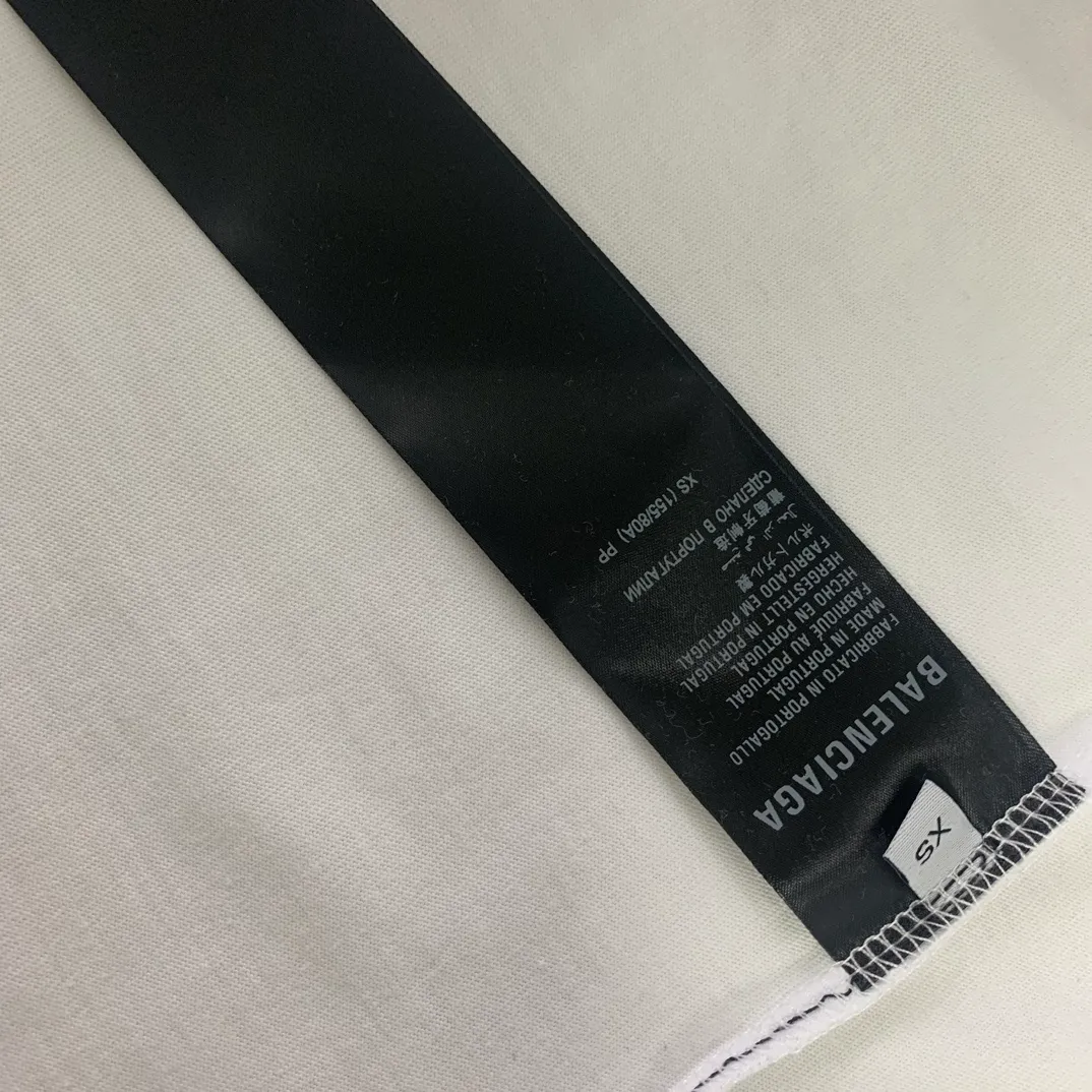 [New] Top-quality verified version BALENCIAGA/ADIDAS Balenciaga co-branded Adidas clover 23SS printed pattern letter round neck short-sleeved T-shirt is a hot topic at the moment🔥Quality ceiling It seems to be a simple printing or embroidery, but it is not simple at all. 100% imported machine restoration. The details and workmanship and fabrics are consistent with the original ones. Guaranteed no color difference with the counter. Feel free to compare ⚠️Note that the threaded necklines are all original collars of a certain Paris and a certain country. High degree of wrapping. The width of the neckline and cabinets are accurate to millimeters. Thick necklines are not easily deformed. The collars of high-end products are all restored to cabinets. Differentiating large collars from ordinary garbage in the world. ⚠️Different styles of washed wheat main wheat, including imported wheat, have different colors and codes. Really restore the counter. As we all know, Balenciaga’s collar labels in each quarter have different English or colors. This distinguishes fast food products from the world’s single-color main wheat washed wheat. ⚠️Pay attention to workmanship. Stitches at the collar are not folded. Smooth and natural, no overlapping lines, true restoration ⚠️The fabric is made of 250g Paris-specific double yarn. It is really incomparable with the ordinary version on the market. Correct printing details. Correct double yarn with high weight thread. Correct packaging details. Workmanship is restored in all aspects. Packaging is restored in all aspects. P: 270 Color: Black White Green SIZE: XS-S-M-L