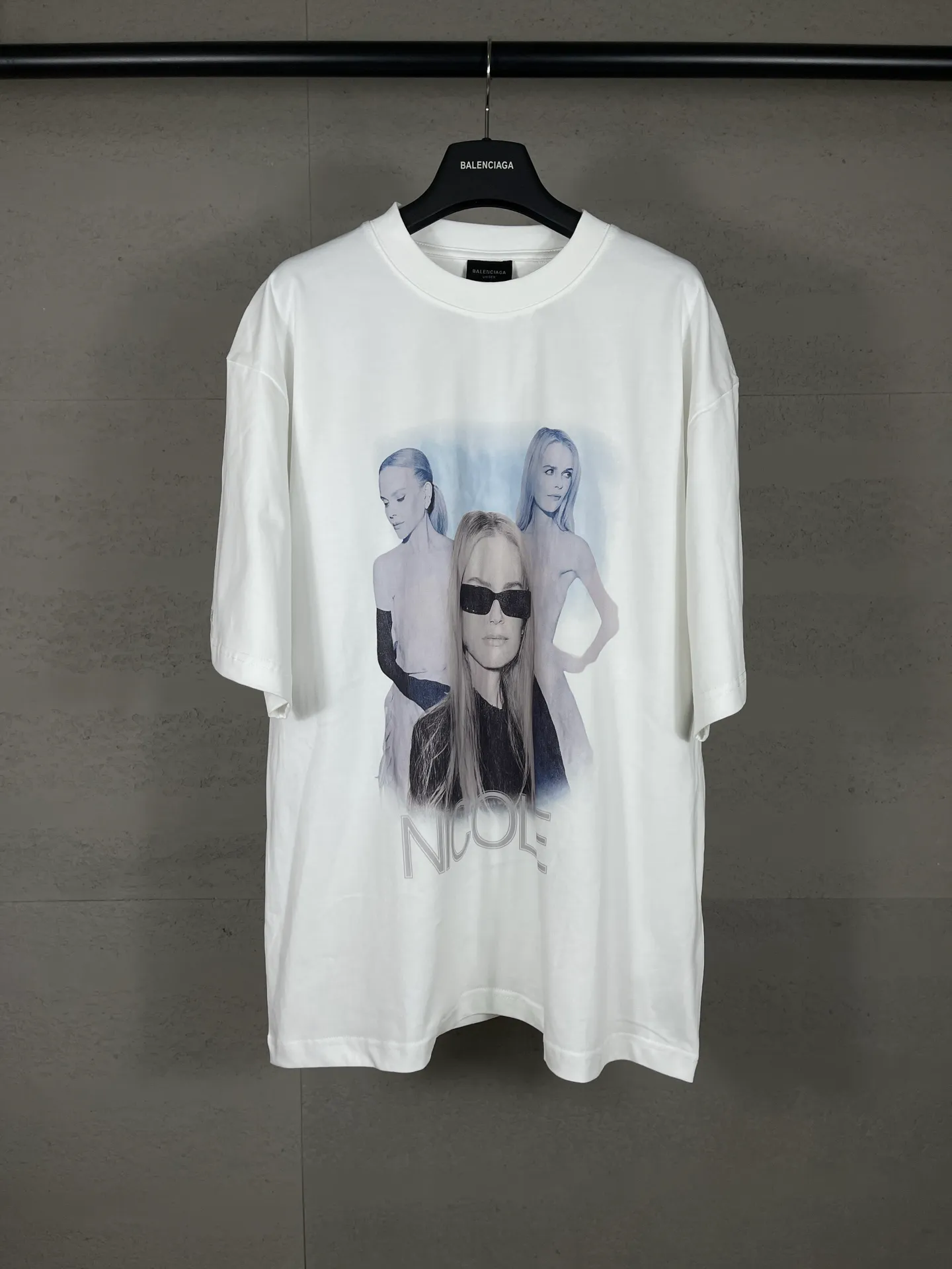 🅿️194 real photos [top version. official website quality] BALENCI*GA/25 new model. The front is directly printed with NICOLE's art work, the back is printed with artistic signature, and the right sleeve is embroidered with English short-sleeved T-shirt # SS25 latest style. Research and development at the first time, different market currencies. Comparisons welcome. The fabric is made of Paris ZP custom-woven and dyed cotton double yarn. Weighing 260 grams, the cloth surface is clean. The cloth pattern is clear, soft and comfortable. The threads are dyed with no color difference. Printing adopts computer direct printing. Jubie market currency. Welcome to compare. The version adopts OS loose shoulder design. Same style for men and women. Code: BL253669 Color: White Size: XS S M L