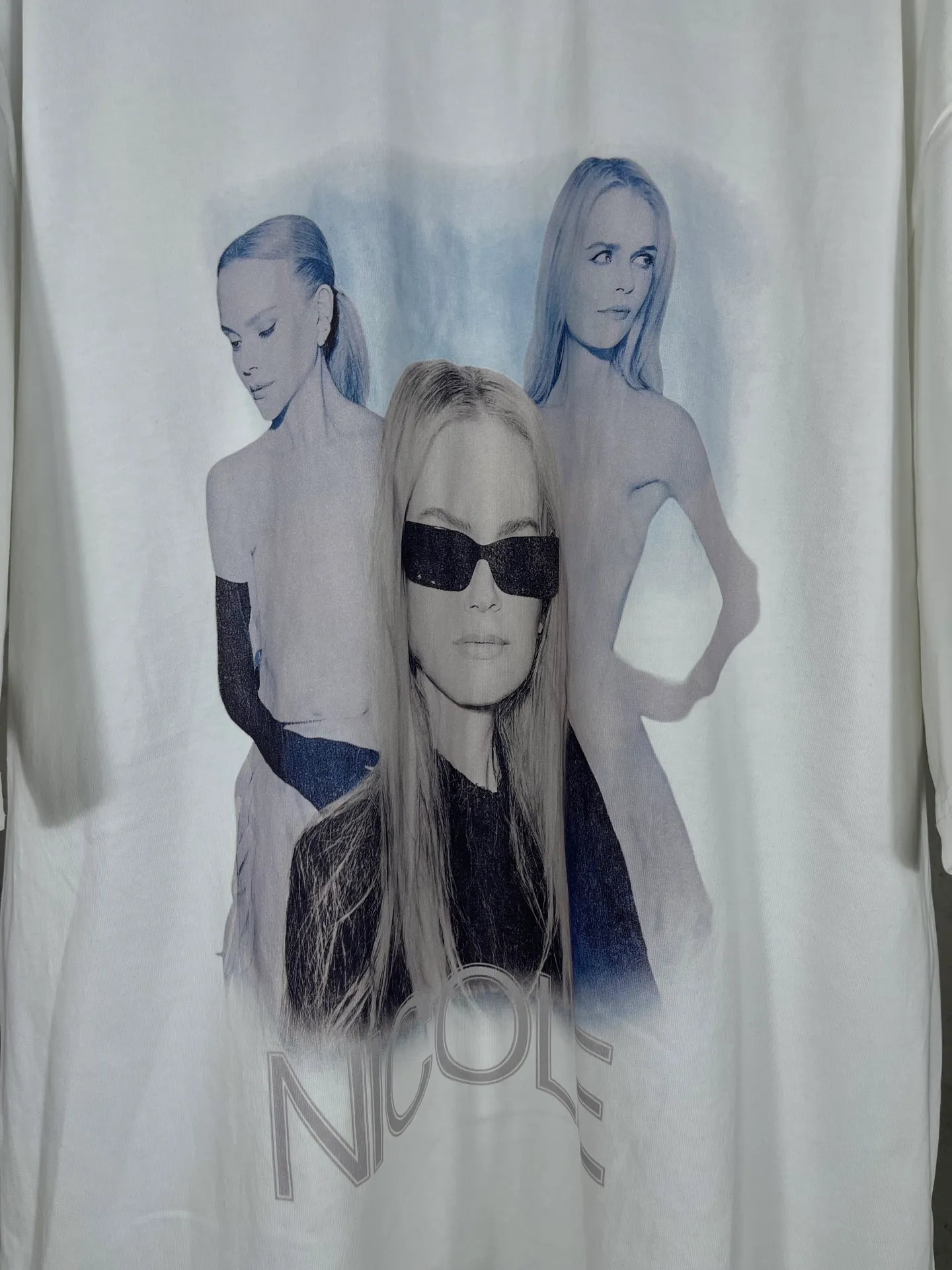 🅿️194 real photos [top version. official website quality] BALENCI*GA/25 new model. The front is directly printed with NICOLE's art work, the back is printed with artistic signature, and the right sleeve is embroidered with English short-sleeved T-shirt # SS25 latest style. Research and development at the first time, different market currencies. Comparisons welcome. The fabric is made of Paris ZP custom-woven and dyed cotton double yarn. Weighing 260 grams, the cloth surface is clean. The cloth pattern is clear, soft and comfortable. The threads are dyed with no color difference. Printing adopts computer direct printing. Jubie market currency. Welcome to compare. The version adopts OS loose shoulder design. Same style for men and women. Code: BL253669 Color: White Size: XS S M L