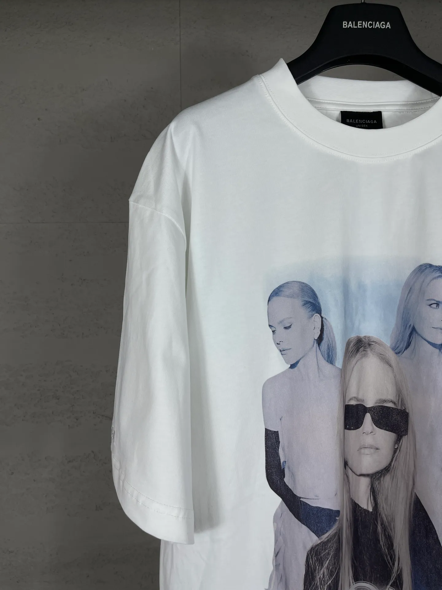 🅿️194 real photos [top version. official website quality] BALENCI*GA/25 new model. The front is directly printed with NICOLE's art work, the back is printed with artistic signature, and the right sleeve is embroidered with English short-sleeved T-shirt # SS25 latest style. Research and development at the first time, different market currencies. Comparisons welcome. The fabric is made of Paris ZP custom-woven and dyed cotton double yarn. Weighing 260 grams, the cloth surface is clean. The cloth pattern is clear, soft and comfortable. The threads are dyed with no color difference. Printing adopts computer direct printing. Jubie market currency. Welcome to compare. The version adopts OS loose shoulder design. Same style for men and women. Code: BL253669 Color: White Size: XS S M L