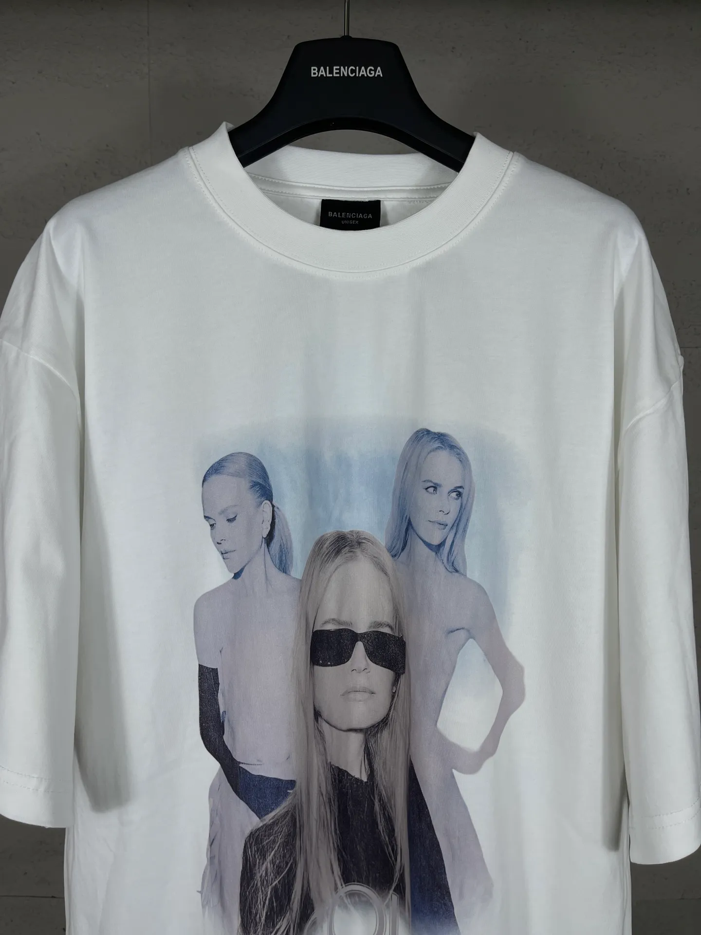 🅿️194 real photos [top version. official website quality] BALENCI*GA/25 new model. The front is directly printed with NICOLE's art work, the back is printed with artistic signature, and the right sleeve is embroidered with English short-sleeved T-shirt # SS25 latest style. Research and development at the first time, different market currencies. Comparisons welcome. The fabric is made of Paris ZP custom-woven and dyed cotton double yarn. Weighing 260 grams, the cloth surface is clean. The cloth pattern is clear, soft and comfortable. The threads are dyed with no color difference. Printing adopts computer direct printing. Jubie market currency. Welcome to compare. The version adopts OS loose shoulder design. Same style for men and women. Code: BL253669 Color: White Size: XS S M L