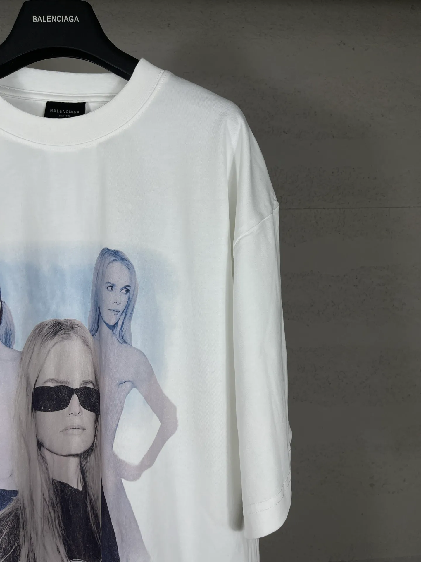 🅿️194 real photos [top version. official website quality] BALENCI*GA/25 new model. The front is directly printed with NICOLE's art work, the back is printed with artistic signature, and the right sleeve is embroidered with English short-sleeved T-shirt # SS25 latest style. Research and development at the first time, different market currencies. Comparisons welcome. The fabric is made of Paris ZP custom-woven and dyed cotton double yarn. Weighing 260 grams, the cloth surface is clean. The cloth pattern is clear, soft and comfortable. The threads are dyed with no color difference. Printing adopts computer direct printing. Jubie market currency. Welcome to compare. The version adopts OS loose shoulder design. Same style for men and women. Code: BL253669 Color: White Size: XS S M L