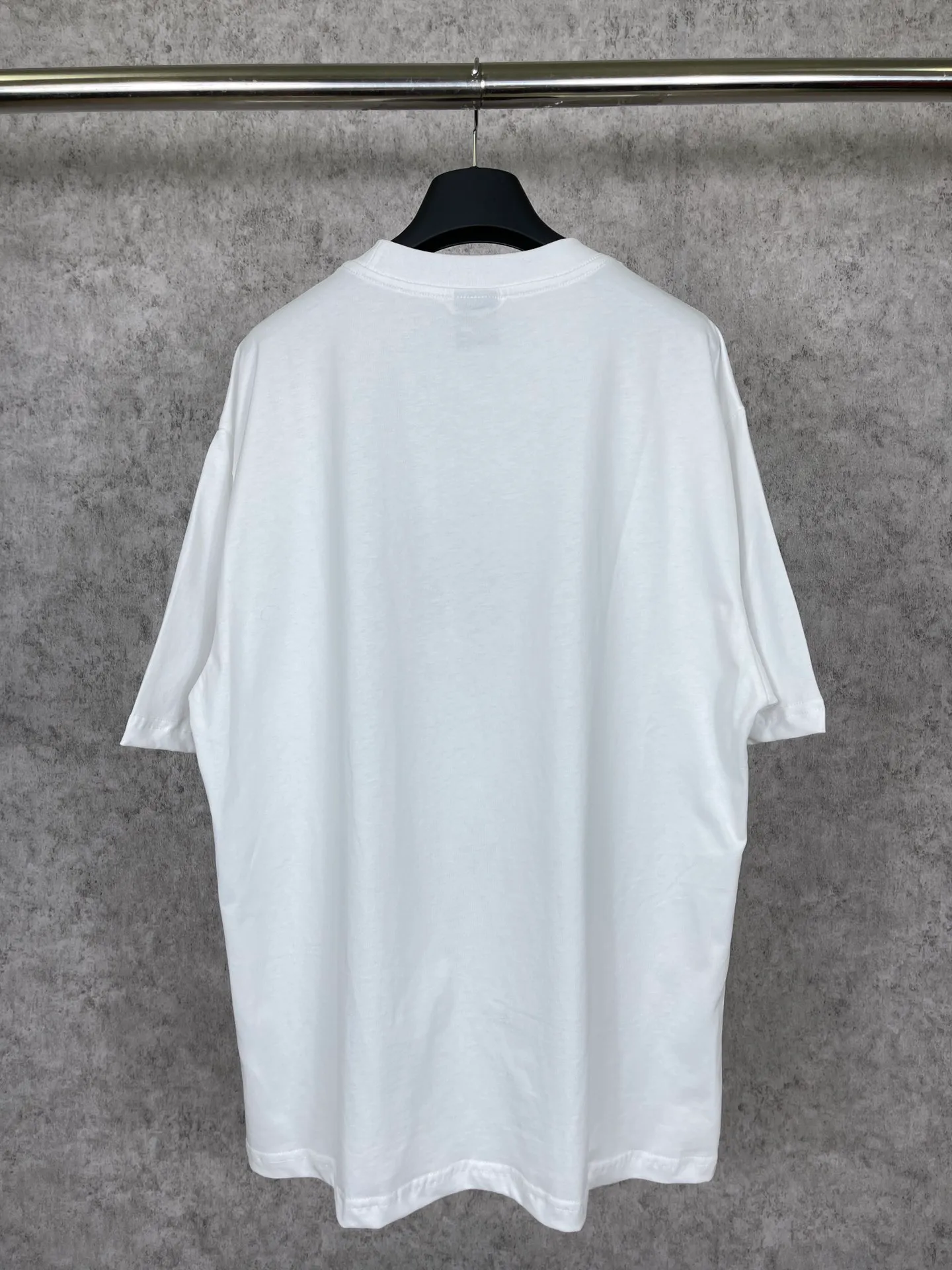 🅿️174  实拍图【顶级版本.官网品质】BALENCI*GA/巴黎联名Adidas前面经典LOGO组合印花短袖T恤# 面料采用巴黎ZP定织定染全棉双纱。 Weighing 260 grams, the cloth surface is clean. The cloth pattern is clear, soft and comfortable. The color fastness is good. It is not easy to change color. The threads are dyed with no color difference. The classic letter LOGO printing uses imported glue. The effect is three-dimensional and has no burrs. It is produced according to the pictures in the Jubie market. Welcome to compare. Restored brick cabinets. The version adopts OS loose shoulder design. Same style for men and women. Code: BL223076 Color: black, white, red, turquoise, sapphire blue Size: XS to L