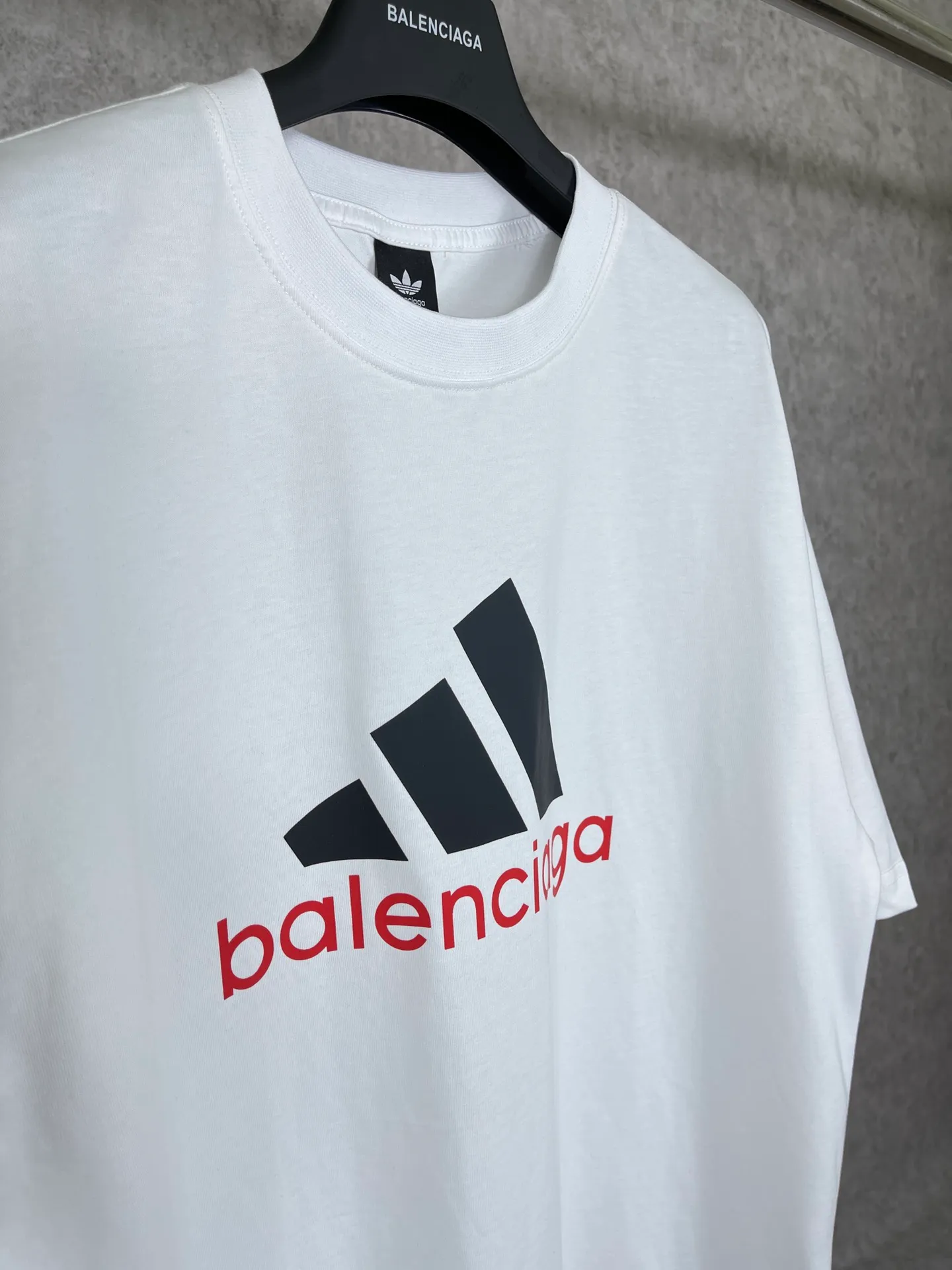 🅿️174  实拍图【顶级版本.官网品质】BALENCI*GA/巴黎联名Adidas前面经典LOGO组合印花短袖T恤# 面料采用巴黎ZP定织定染全棉双纱。 Weighing 260 grams, the cloth surface is clean. The cloth pattern is clear, soft and comfortable. The color fastness is good. It is not easy to change color. The threads are dyed with no color difference. The classic letter LOGO printing uses imported glue. The effect is three-dimensional and has no burrs. It is produced according to the pictures in the Jubie market. Welcome to compare. Restored brick cabinets. The version adopts OS loose shoulder design. Same style for men and women. Code: BL223076 Color: black, white, red, turquoise, sapphire blue Size: XS to L