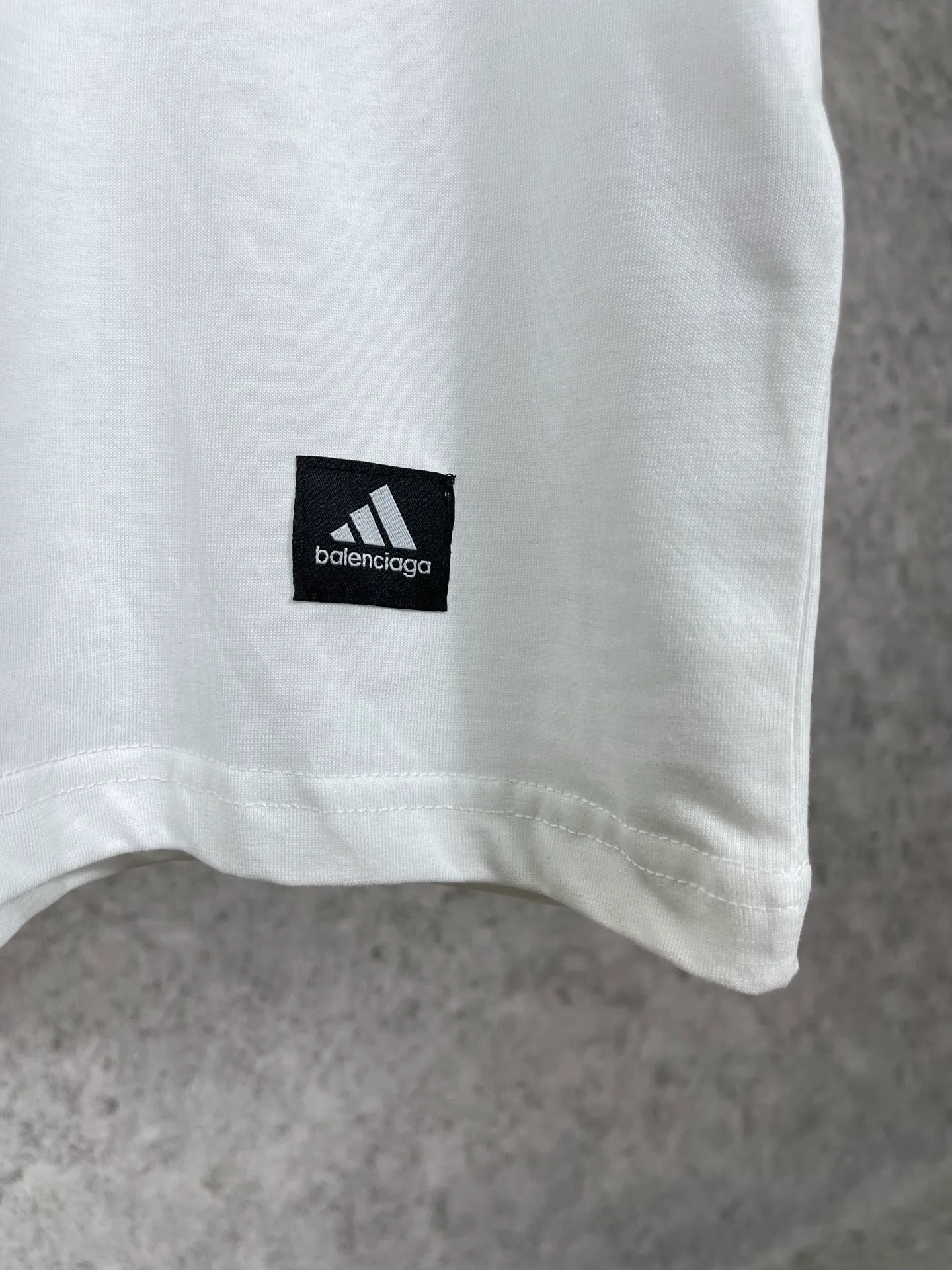 🅿️174  实拍图【顶级版本.官网品质】BALENCI*GA/巴黎联名Adidas前面经典LOGO组合印花短袖T恤# 面料采用巴黎ZP定织定染全棉双纱。 Weighing 260 grams, the cloth surface is clean. The cloth pattern is clear, soft and comfortable. The color fastness is good. It is not easy to change color. The threads are dyed with no color difference. The classic letter LOGO printing uses imported glue. The effect is three-dimensional and has no burrs. It is produced according to the pictures in the Jubie market. Welcome to compare. Restored brick cabinets. The version adopts OS loose shoulder design. Same style for men and women. Code: BL223076 Color: black, white, red, turquoise, sapphire blue Size: XS to L