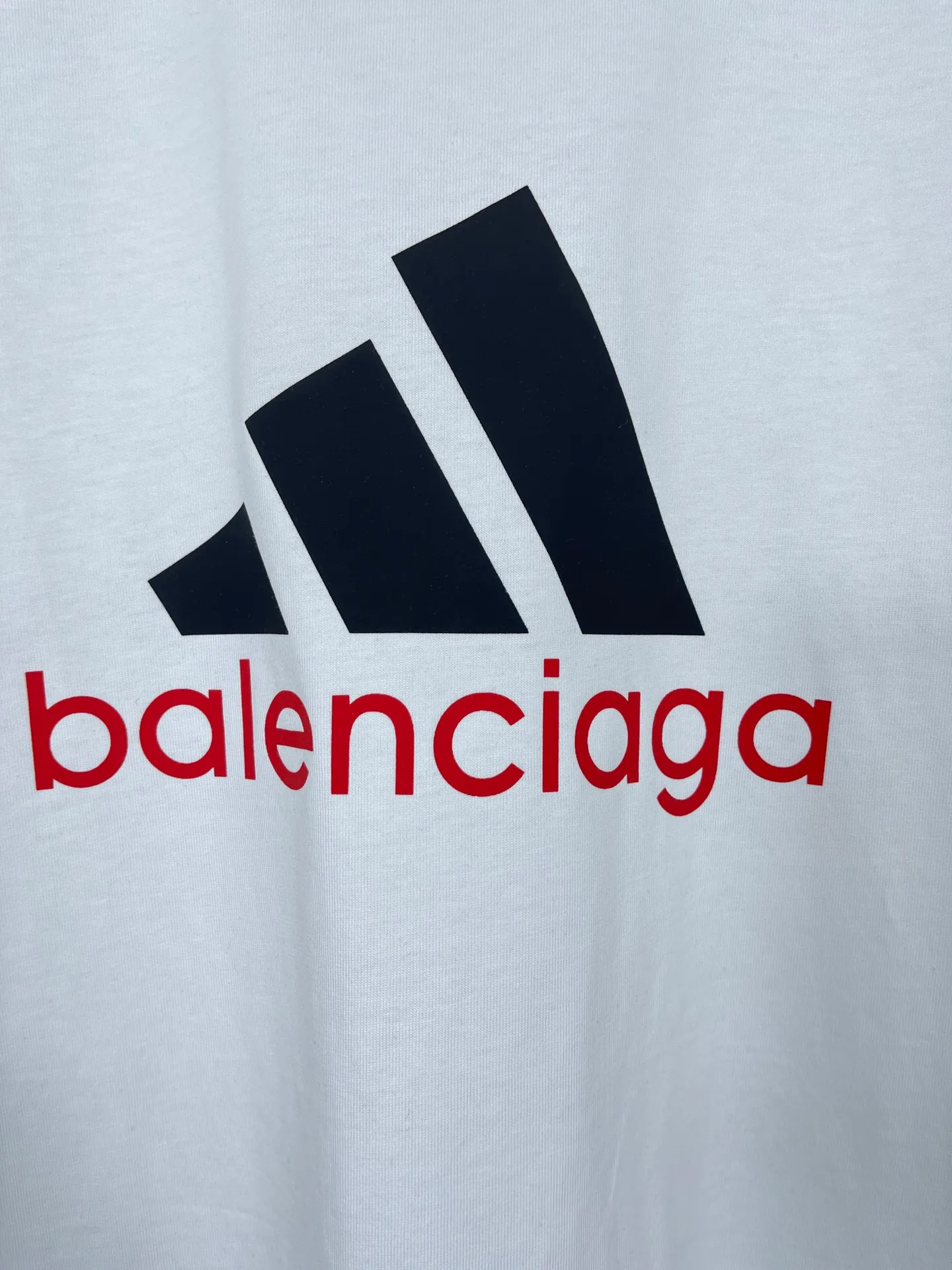 🅿️174  实拍图【顶级版本.官网品质】BALENCI*GA/巴黎联名Adidas前面经典LOGO组合印花短袖T恤# 面料采用巴黎ZP定织定染全棉双纱。 Weighing 260 grams, the cloth surface is clean. The cloth pattern is clear, soft and comfortable. The color fastness is good. It is not easy to change color. The threads are dyed with no color difference. The classic letter LOGO printing uses imported glue. The effect is three-dimensional and has no burrs. It is produced according to the pictures in the Jubie market. Welcome to compare. Restored brick cabinets. The version adopts OS loose shoulder design. Same style for men and women. Code: BL223076 Color: black, white, red, turquoise, sapphire blue Size: XS to L