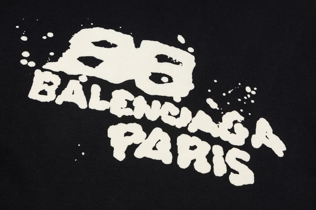 🅿️166 Detailed picture [Top version. Official website quality] BALENCI*GA/Paris BALENCI*GA#BB hand-painted graffiti short-sleeved T-shirt. 2023 spring and summer new product. Brick cabinet synchronization. The fabric is made of Paris ZP custom-woven and dyed 100% cotton double yarn compact cotton. The weight is 260 grams, the cloth surface is clean. The cloth pattern is clear. Soft and comfortable. Good color fastness. Not easy to change color. The threads are woven and dyed with no color difference. The printing uses a circular machine to imitate hand-painted effects. No burrs. The color follows the original board. The brick cabinet is restored. The version adopts the OS loose shoulder version. Same style for men and women. Coding: BL223001 Color: black, white, gray blue, pink Size: XS S M L