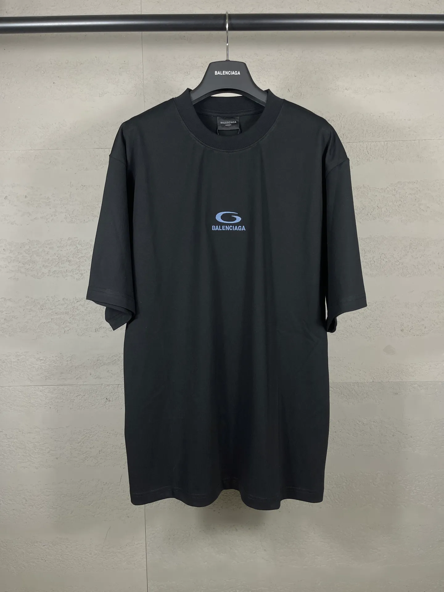 🅿️170 real photos [Top version. Official website quality] BALENCI*GA/Paris #2025 new style short-sleeved T-shirt with letter LOGO embroidered on the chest. The fabric is made of Paris ZP custom-woven and dyed cotton double yarn, with a weight of 260 grams. The cloth surface is clean. The cloth pattern is clear, soft and comfortable. The threads are dyed with no color difference. The classic letter LOGO is embroidered using imported Tajima embroidery machine. The letters are clear and the effect is three-dimensional. Restore the brick cabinet, adopt OS loose shoulder style. Same style for men and women. Code: BL253730 Color: Black Size: XS S M L