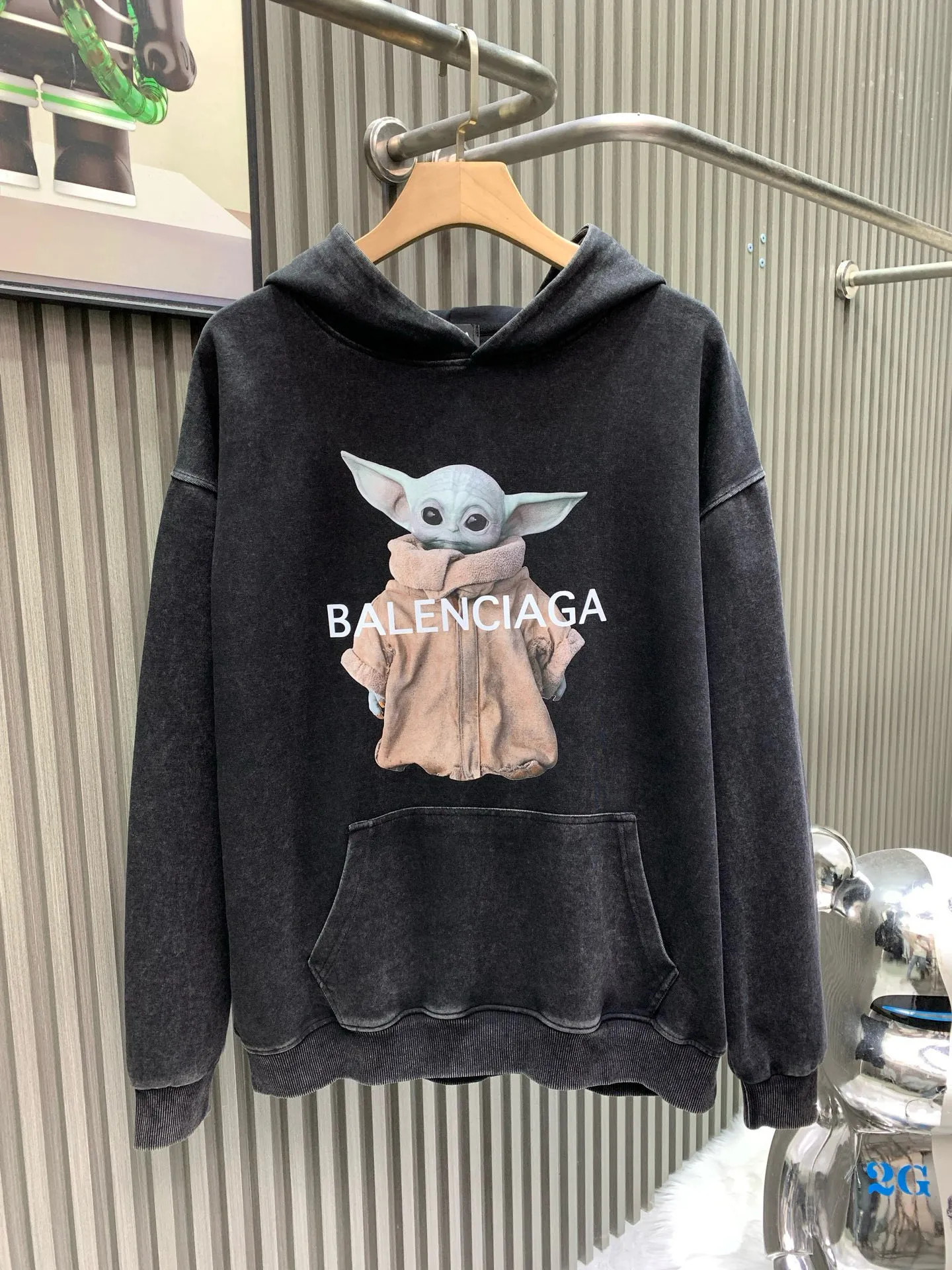 🅿️310 🀄️, Balenciaga Balenciaga 𝐁A𝐋EN𝐂IA𝐆A Balenciaga Baby Yoda distressed washed hoodie sweatshirt 100% cotton Weight 400g double yarn 32 counts - synchronized #The highest version on the market original development Custom-woven fabric technology washing treatment Full of thick texture Differentiated from market products Highly restored Washing effect Original mold opening Imported Kornit machine digital white ink printing is used. Each printing is aligned neatly without burrs. The front plate is hand-printed. Precision mesh production screen. Imported environmentally friendly slurry scraping. The letters are clearly restored. The letter spacing is the same as the original version. Highly restored. 25ss latest model. Hot-selling model on the market. Same style for men and women.