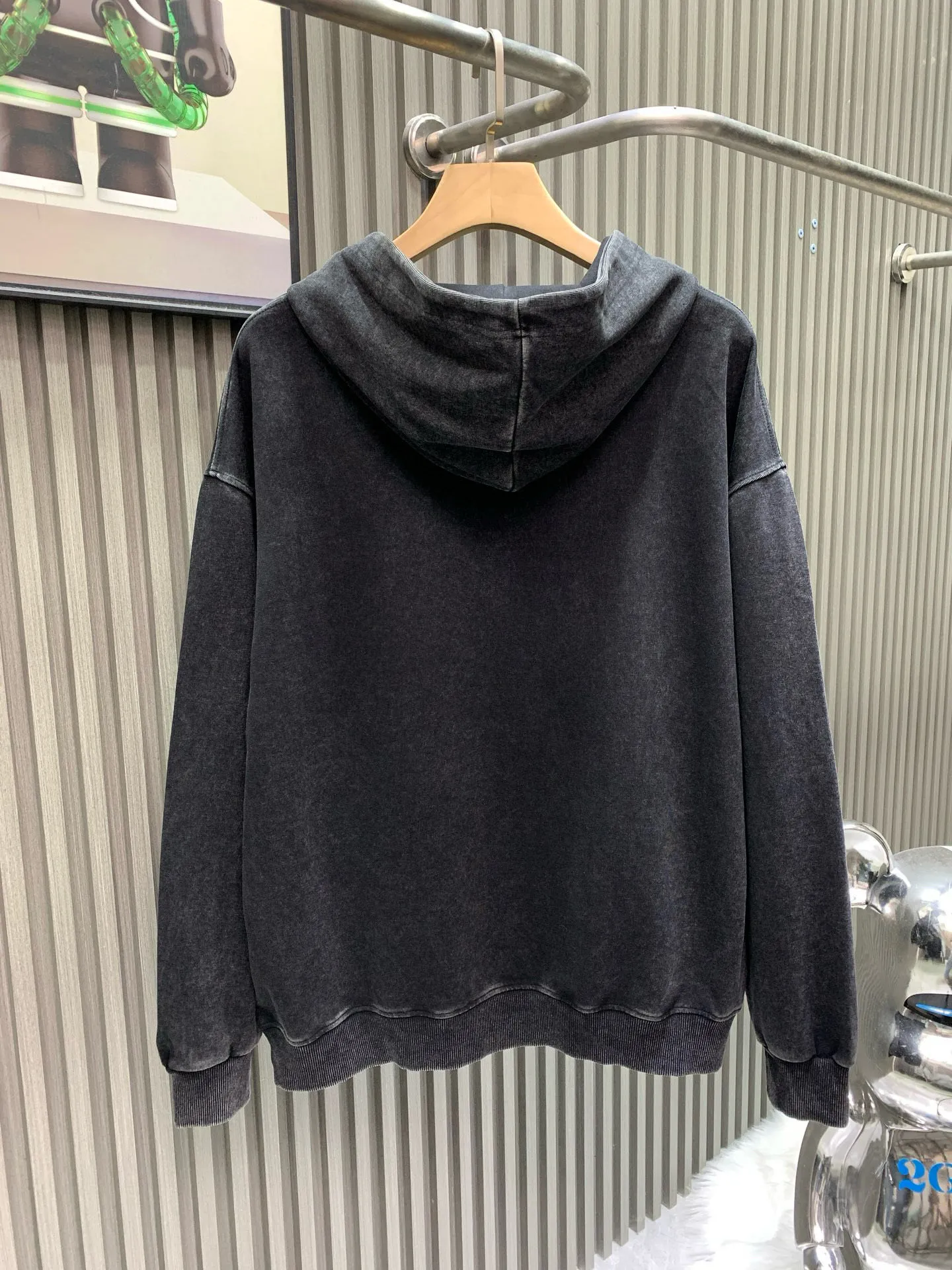 🅿️310 🀄️, Balenciaga Balenciaga 𝐁A𝐋EN𝐂IA𝐆A Balenciaga Baby Yoda distressed washed hoodie sweatshirt 100% cotton Weight 400g double yarn 32 counts - synchronized #The highest version on the market original development Custom-woven fabric technology washing treatment Full of thick texture Differentiated from market products Highly restored Washing effect Original mold opening Imported Kornit machine digital white ink printing is used. Each printing is aligned neatly without burrs. The front plate is hand-printed. Precision mesh production screen. Imported environmentally friendly slurry scraping. The letters are clearly restored. The letter spacing is the same as the original version. Highly restored. 25ss latest model. Hot-selling model on the market. Same style for men and women.