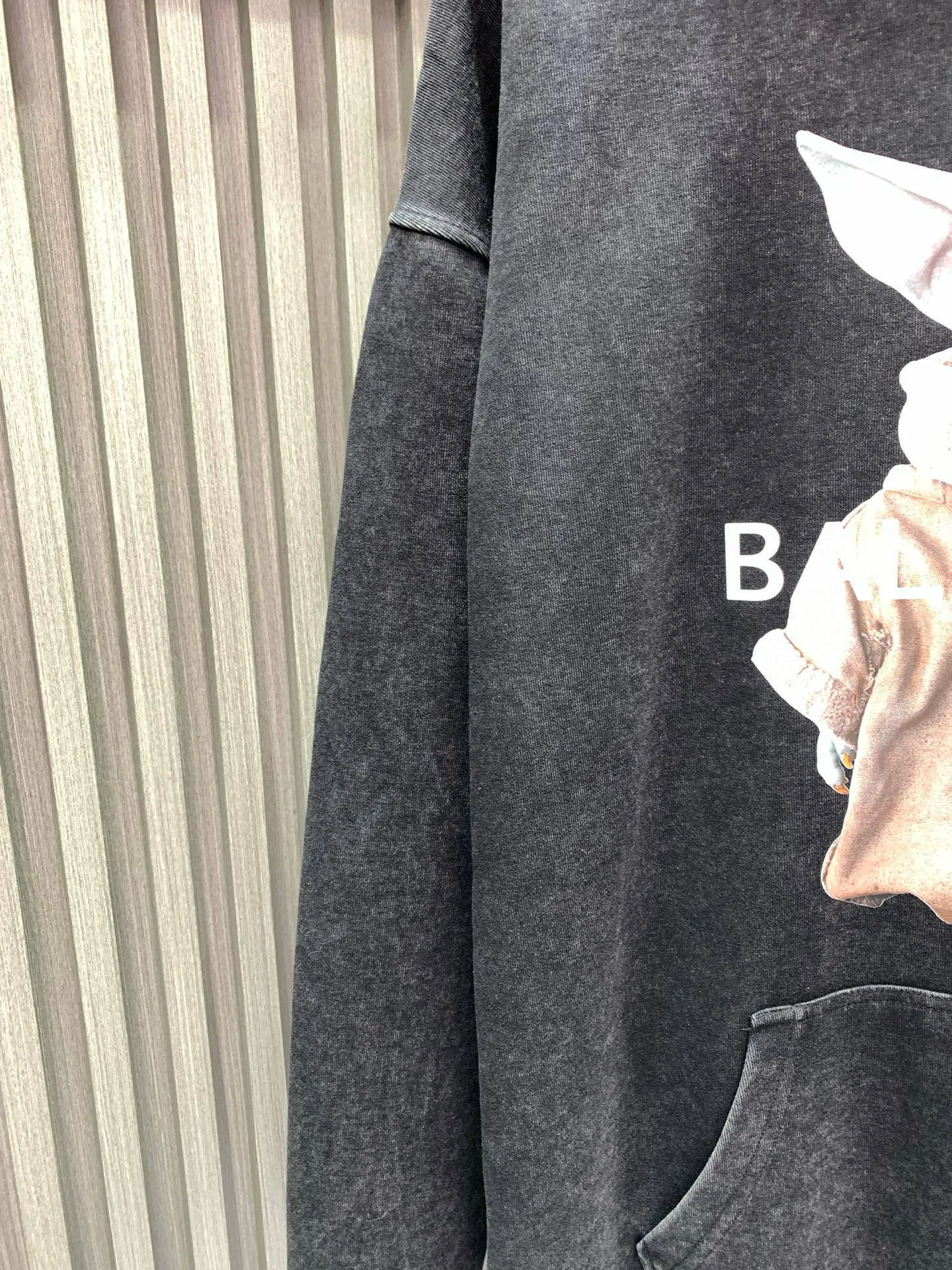 🅿️310 🀄️, Balenciaga Balenciaga 𝐁A𝐋EN𝐂IA𝐆A Balenciaga Baby Yoda distressed washed hoodie sweatshirt 100% cotton Weight 400g double yarn 32 counts - synchronized #The highest version on the market original development Custom-woven fabric technology washing treatment Full of thick texture Differentiated from market products Highly restored Washing effect Original mold opening Imported Kornit machine digital white ink printing is used. Each printing is aligned neatly without burrs. The front plate is hand-printed. Precision mesh production screen. Imported environmentally friendly slurry scraping. The letters are clearly restored. The letter spacing is the same as the original version. Highly restored. 25ss latest model. Hot-selling model on the market. Same style for men and women.