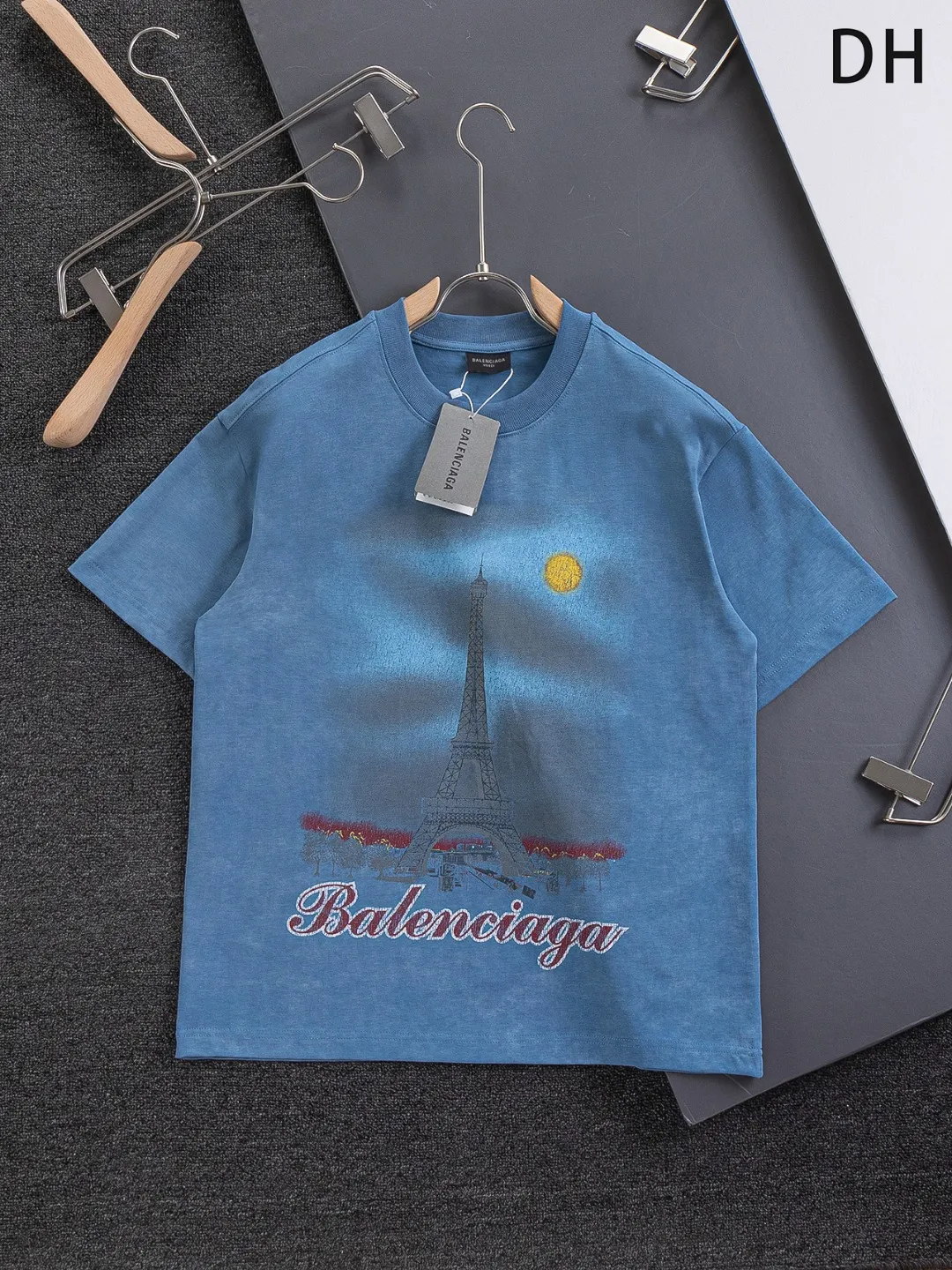 🅿️210 Balenciaga Double BB Slightly wide version S-XL 25ss New Year catwalk hot sale🔥New style washed Eiffel Tower🗼Night view printed logo short-sleeved T-shirt is full of retro flavor. Every new product in Paris is bound to set off a fashion wave. This one is no exception..🙈🙈Both men and women are super handsome! The os version is not picky at all, and the high-quality products are rare and sold in limited quantities. Balenciaga's new Be different round neck short-sleeved, basic style casual T-shirt, the overall design is simple and fashionable, very elegant and clean. Made of 100% pure cotton fabric, the upper body is soft and comfortable. The details are just right, not exaggerated, and have a sense of design. This T-shirt is a couple's style that can be worn by both men and women. It is fashionable, versatile and easy to wear! Color: Black Pink Gray Size: S MLXL Size chart: S: Shoulder width 50 - Bust 54 - Clothing length 70 M: Shoulder width 52 - Bust 56.5 - Clothing length 72 L: Shoulder width 54 - Bust 59 - Clothing length 74 XL: Shoulder width 56 - Bust 61.5 - Clothing length 76