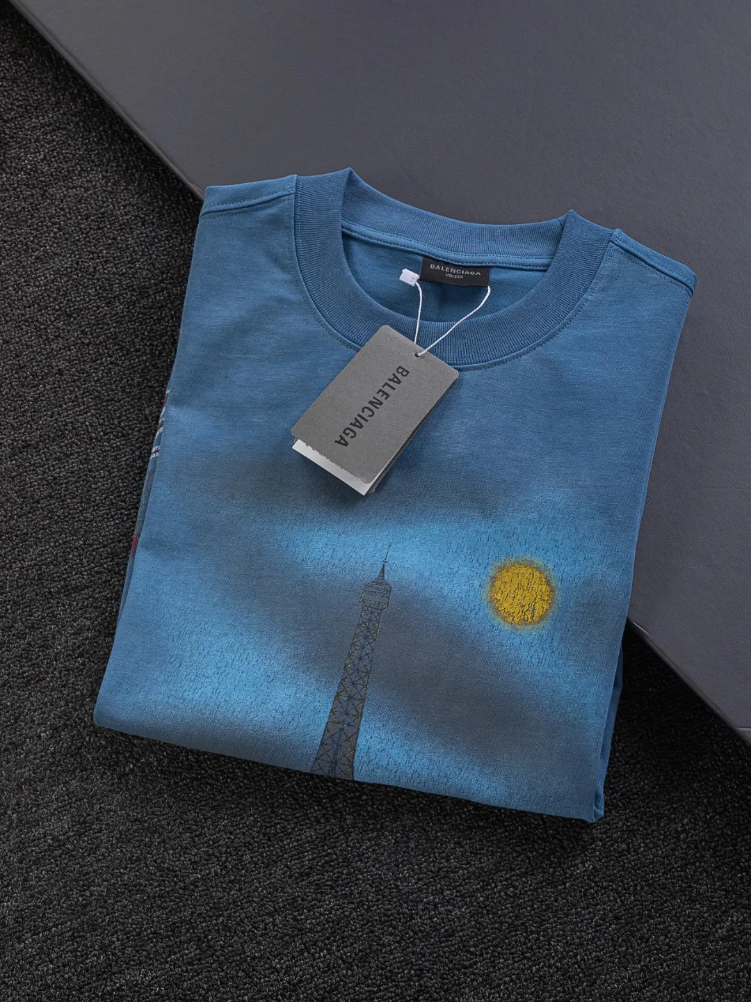 🅿️210 Balenciaga Double BB Slightly wide version S-XL 25ss New Year catwalk hot sale🔥New style washed Eiffel Tower🗼Night view printed logo short-sleeved T-shirt is full of retro flavor. Every new product in Paris is bound to set off a fashion wave. This one is no exception..🙈🙈Both men and women are super handsome! The os version is not picky at all, and the high-quality products are rare and sold in limited quantities. Balenciaga's new Be different round neck short-sleeved, basic style casual T-shirt, the overall design is simple and fashionable, very elegant and clean. Made of 100% pure cotton fabric, the upper body is soft and comfortable. The details are just right, not exaggerated, and have a sense of design. This T-shirt is a couple's style that can be worn by both men and women. It is fashionable, versatile and easy to wear! Color: Black Pink Gray Size: S MLXL Size chart: S: Shoulder width 50 - Bust 54 - Clothing length 70 M: Shoulder width 52 - Bust 56.5 - Clothing length 72 L: Shoulder width 54 - Bust 59 - Clothing length 74 XL: Shoulder width 56 - Bust 61.5 - Clothing length 76