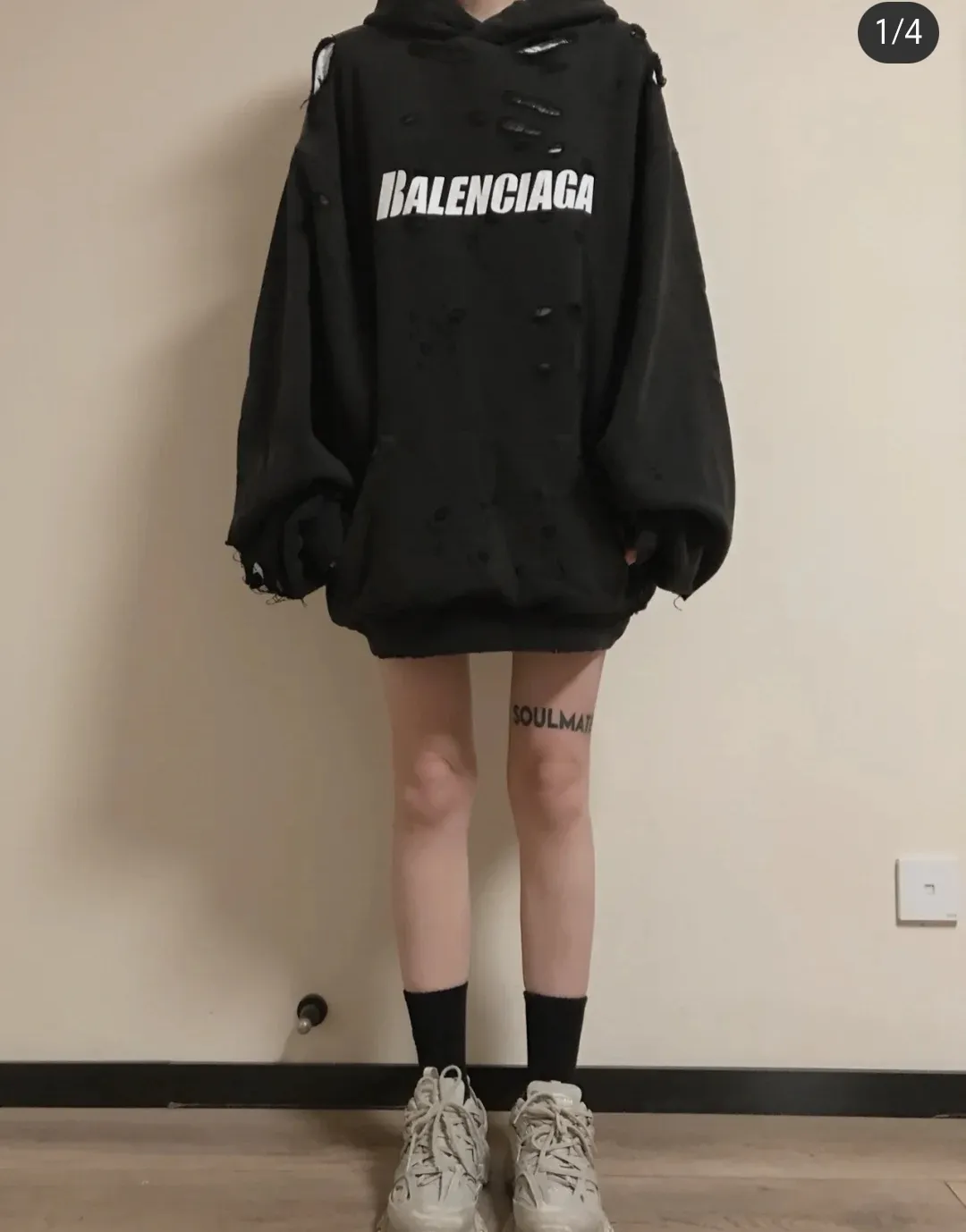 ♻️💯Reference model picture for the upper body❤️The top tested version BALENCIAGA Balenciaga basic cracked sweatshirt and hoodie for male and female couples stars can be said to be the most popular item, and it has been popular on Xiaohongshu, Dewu and other major self-media e-commerce platforms. Heavy industrial craftsmanship tests the skills of lathes and printing techniques. Huge cost! Fabric: The outer fabric is made of 460g pure cotton fish scale terry fabric + the inner liner is 260g combed cotton. The weight of the ready-made garment exceeds 1kg, which can ❗️100%❗️ restore the drape of zp. The cost of fabric is over one hundred yuan. Washing process: After making the garment, the holes are polished by hand, and then washed to make it look old. The process is extremely complicated! There are more than 200 holes in the entire dress. The collar, cuffs, and hem are torn by hand (with pliers) rather than frayed. This is a more important detail.  Thread: dyed in the same vat with no color difference. Printing: made of special cracked material to achieve the ultimate in breathability and aesthetics! Just like the patterns on a turtle’s back, each one is different!  Accessories: Complete set of customized accessories + Sydney paper Size: XS-L (maximum wear: 230 catties) Color: blue black white purple red cyan P: 570