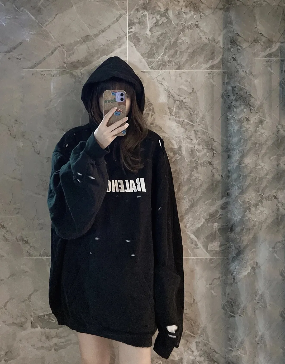 ♻️💯Reference model picture for the upper body❤️The top tested version BALENCIAGA Balenciaga basic cracked sweatshirt and hoodie for male and female couples stars can be said to be the most popular item, and it has been popular on Xiaohongshu, Dewu and other major self-media e-commerce platforms. Heavy industrial craftsmanship tests the skills of lathes and printing techniques. Huge cost! Fabric: The outer fabric is made of 460g pure cotton fish scale terry fabric + the inner liner is 260g combed cotton. The weight of the ready-made garment exceeds 1kg, which can ❗️100%❗️ restore the drape of zp. The cost of fabric is over one hundred yuan. Washing process: After making the garment, the holes are polished by hand, and then washed to make it look old. The process is extremely complicated! There are more than 200 holes in the entire dress. The collar, cuffs, and hem are torn by hand (with pliers) rather than frayed. This is a more important detail.  Thread: dyed in the same vat with no color difference. Printing: made of special cracked material to achieve the ultimate in breathability and aesthetics! Just like the patterns on a turtle’s back, each one is different!  Accessories: Complete set of customized accessories + Sydney paper Size: XS-L (maximum wear: 230 catties) Color: blue black white purple red cyan P: 570