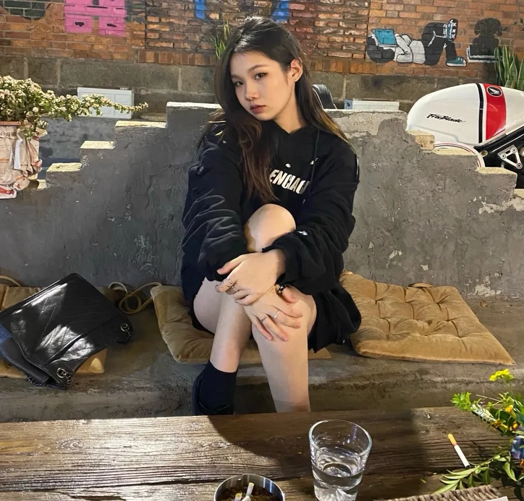 ♻️💯Reference model picture for the upper body❤️The top tested version BALENCIAGA Balenciaga basic cracked sweatshirt and hoodie for male and female couples stars can be said to be the most popular item, and it has been popular on Xiaohongshu, Dewu and other major self-media e-commerce platforms. Heavy industrial craftsmanship tests the skills of lathes and printing techniques. Huge cost! Fabric: The outer fabric is made of 460g pure cotton fish scale terry fabric + the inner liner is 260g combed cotton. The weight of the ready-made garment exceeds 1kg, which can ❗️100%❗️ restore the drape of zp. The cost of fabric is over one hundred yuan. Washing process: After making the garment, the holes are polished by hand, and then washed to make it look old. The process is extremely complicated! There are more than 200 holes in the entire dress. The collar, cuffs, and hem are torn by hand (with pliers) rather than frayed. This is a more important detail.  Thread: dyed in the same vat with no color difference. Printing: made of special cracked material to achieve the ultimate in breathability and aesthetics! Just like the patterns on a turtle’s back, each one is different!  Accessories: Complete set of customized accessories + Sydney paper Size: XS-L (maximum wear: 230 catties) Color: blue black white purple red cyan P: 570