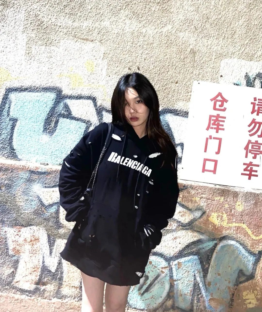 ♻️💯Reference model picture for the upper body❤️The top tested version BALENCIAGA Balenciaga basic cracked sweatshirt and hoodie for male and female couples stars can be said to be the most popular item, and it has been popular on Xiaohongshu, Dewu and other major self-media e-commerce platforms. Heavy industrial craftsmanship tests the skills of lathes and printing techniques. Huge cost! Fabric: The outer fabric is made of 460g pure cotton fish scale terry fabric + the inner liner is 260g combed cotton. The weight of the ready-made garment exceeds 1kg, which can ❗️100%❗️ restore the drape of zp. The cost of fabric is over one hundred yuan. Washing process: After making the garment, the holes are polished by hand, and then washed to make it look old. The process is extremely complicated! There are more than 200 holes in the entire dress. The collar, cuffs, and hem are torn by hand (with pliers) rather than frayed. This is a more important detail.  Thread: dyed in the same vat with no color difference. Printing: made of special cracked material to achieve the ultimate in breathability and aesthetics! Just like the patterns on a turtle’s back, each one is different!  Accessories: Complete set of customized accessories + Sydney paper Size: XS-L (maximum wear: 230 catties) Color: blue black white purple red cyan P: 570