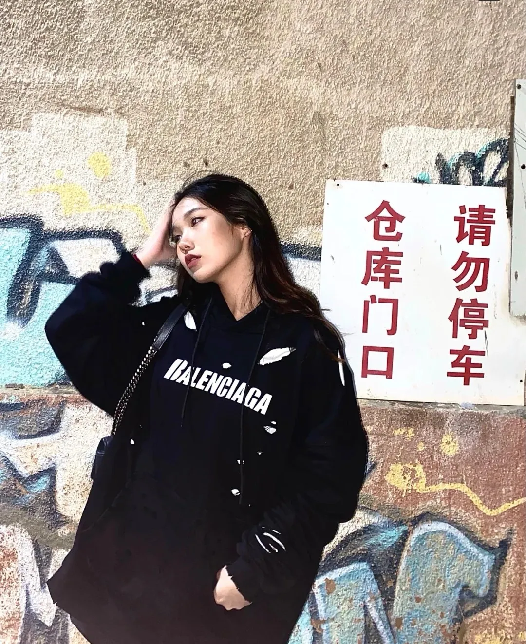 ♻️💯Reference model picture for the upper body❤️The top tested version BALENCIAGA Balenciaga basic cracked sweatshirt and hoodie for male and female couples stars can be said to be the most popular item, and it has been popular on Xiaohongshu, Dewu and other major self-media e-commerce platforms. Heavy industrial craftsmanship tests the skills of lathes and printing techniques. Huge cost! Fabric: The outer fabric is made of 460g pure cotton fish scale terry fabric + the inner liner is 260g combed cotton. The weight of the ready-made garment exceeds 1kg, which can ❗️100%❗️ restore the drape of zp. The cost of fabric is over one hundred yuan. Washing process: After making the garment, the holes are polished by hand, and then washed to make it look old. The process is extremely complicated! There are more than 200 holes in the entire dress. The collar, cuffs, and hem are torn by hand (with pliers) rather than frayed. This is a more important detail.  Thread: dyed in the same vat with no color difference. Printing: made of special cracked material to achieve the ultimate in breathability and aesthetics! Just like the patterns on a turtle’s back, each one is different!  Accessories: Complete set of customized accessories + Sydney paper Size: XS-L (maximum wear: 230 catties) Color: blue black white purple red cyan P: 570