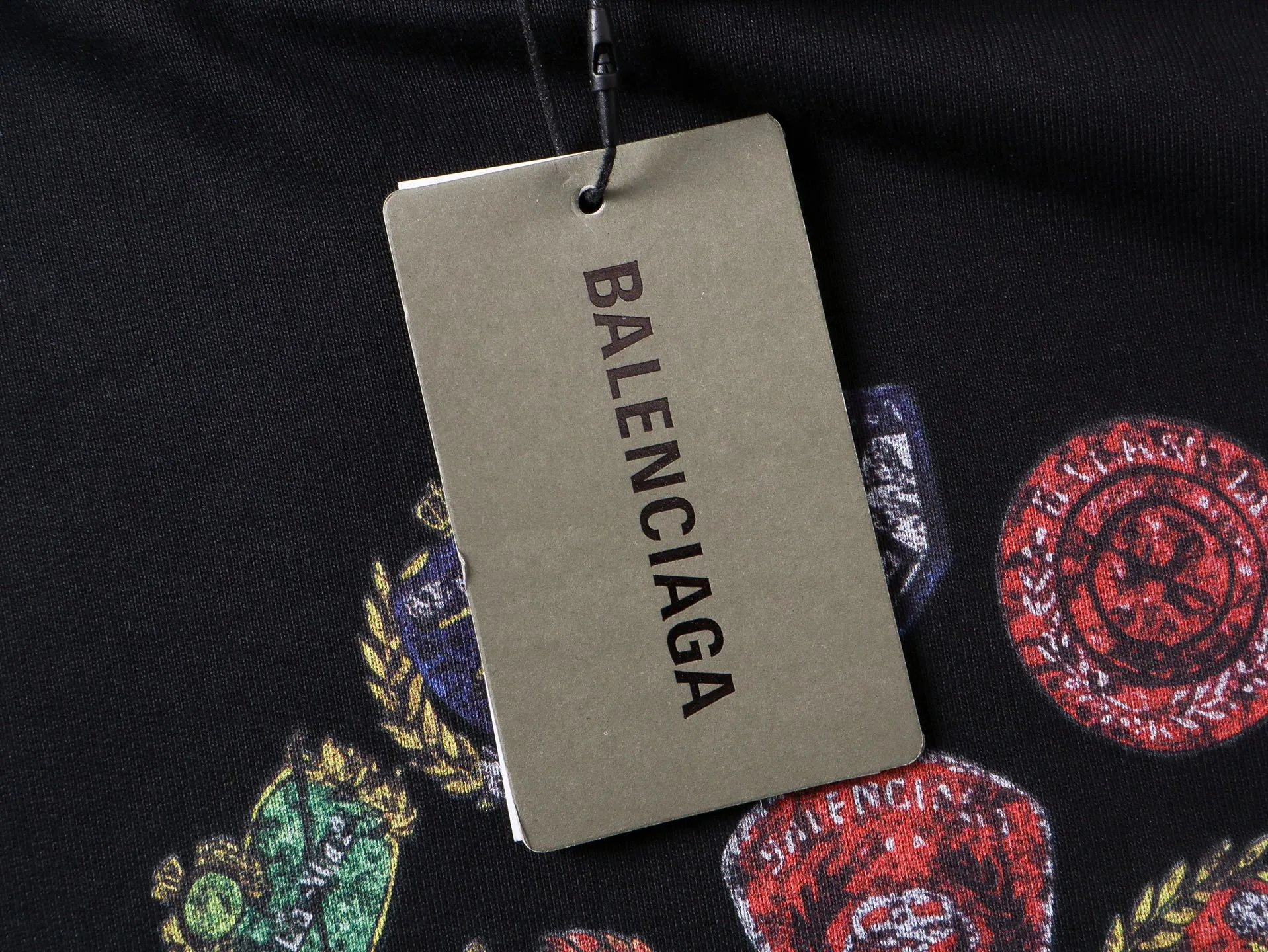 🅿️340 real photos [Top version. Official website quality] BALENCI*GA/Paris.SS25 latest front badge icon and back letter LOGO computer direct-printed hooded long-sleeved sweatshirt. The brick cabinets are synchronized. The authentic product is developed at the first time. The fabric is made of Paris ZP custom-woven and dyed cotton sweatshirt. Weighing 460 grams, the cloth surface is clean. The cloth pattern is clear, soft and comfortable. The threads are dyed with no color difference. The printing adopts imported direct-injection printing. The letters are clear and the effect is three-dimensional. The version adopts OS loose shoulder design. Same style for men and women. Code: BL259975 Color: Black Size: XS S M L