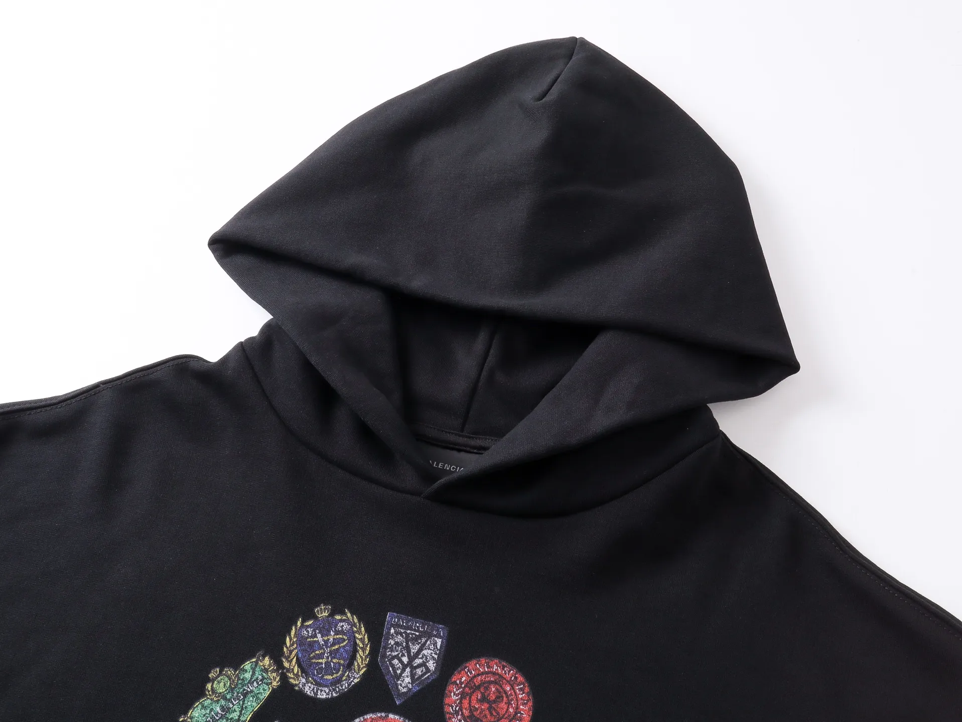🅿️340 real photos [Top version. Official website quality] BALENCI*GA/Paris.SS25 latest front badge icon and back letter LOGO computer direct-printed hooded long-sleeved sweatshirt. The brick cabinets are synchronized. The authentic product is developed at the first time. The fabric is made of Paris ZP custom-woven and dyed cotton sweatshirt. Weighing 460 grams, the cloth surface is clean. The cloth pattern is clear, soft and comfortable. The threads are dyed with no color difference. The printing adopts imported direct-injection printing. The letters are clear and the effect is three-dimensional. The version adopts OS loose shoulder design. Same style for men and women. Code: BL259975 Color: Black Size: XS S M L