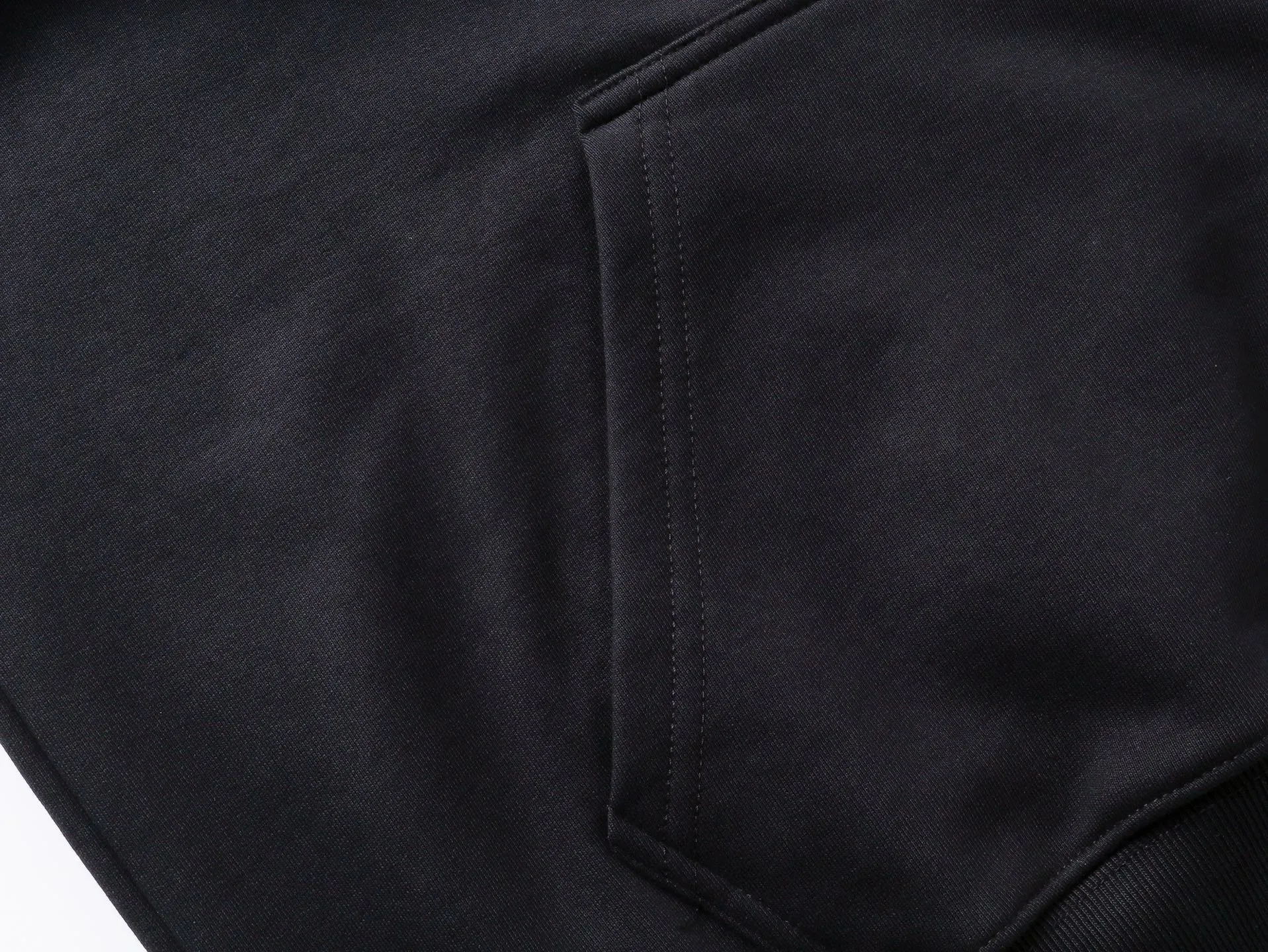 🅿️340 real photos [Top version. Official website quality] BALENCI*GA/Paris.SS25 latest front badge icon and back letter LOGO computer direct-printed hooded long-sleeved sweatshirt. The brick cabinets are synchronized. The authentic product is developed at the first time. The fabric is made of Paris ZP custom-woven and dyed cotton sweatshirt. Weighing 460 grams, the cloth surface is clean. The cloth pattern is clear, soft and comfortable. The threads are dyed with no color difference. The printing adopts imported direct-injection printing. The letters are clear and the effect is three-dimensional. The version adopts OS loose shoulder design. Same style for men and women. Code: BL259975 Color: Black Size: XS S M L