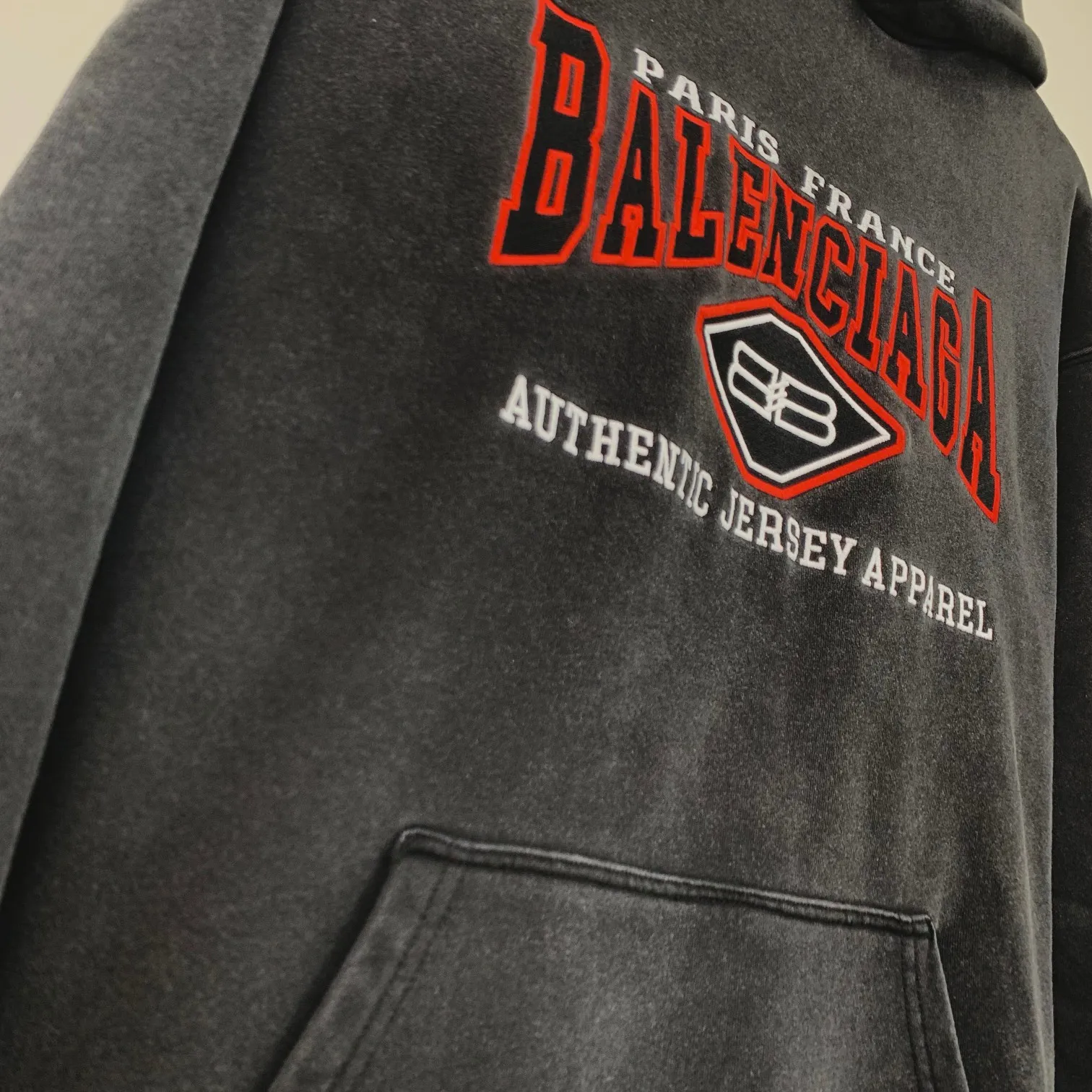 Spring and autumn top version of the new BALENCIAGA Balenciaga red letter embroidered double B pure cotton loose loose hooded sweatshirt for men and women couples is too complicated! Indescribable! Washed and lightly fried with snowflakes for a nostalgic treatment, and the shoulder sleeves are sprayed with maliu and washed with water! The entire fabric is pre-shrunk and then garment washed. Need better fabric. I guess L size has been reduced to XS size. Workmanship: Fine sewing craftsmanship, budget for the stitch size, and the degree of shrinkage after washing. You must buy one of this model. If you are still wondering which one to buy, then don’t worry, just buy this one! Printing: Produced by Tajima Embroidery in Japan, with 3D cherry blossom thread. Fabric: 480 combed cotton terry fabric, full of drape! Accessories: Customized ribbing, three-standard size: XS-L Color: washed black P: 480