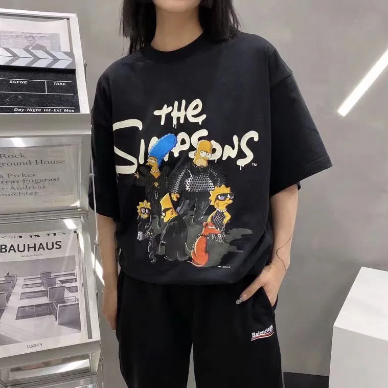♻️💯Upper body reference model picture❤️The new top-notch proven version Balenciaga BALENCIAGA The Simpsons cartoon pattern burst pattern pure cotton loose short-sleeved T-shirt for men and women couples. The process uses Korlay printing cracking effect. The front panel printing glue bursting effect uses imported transparent slurry to scrape the bottom to make the printing bursting feel uniform. (PS: If this process is missing, the printing will easily fall off in large areas after cracking.) The embroidery at the hem uses a Tajima embroidery machine imported from Japan, which makes the size and spacing of the letters even, and the hollows of the letters will not be filled. Precise craftsmanship, full of details. The fabric is made of 24S 260g double yarn cotton fabric, brand new, washed, and labeled. Genuine products are consistent and synchronized, and coded authentic products are consistent and synchronized. Top tested version, accurate and flawless.  Color: Black White Yellow Blue Size: XS-L P:260