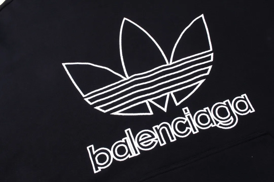 🅿️300 Detailed picture [Top version. Official website quality] BALENCI*GA/Paris co-branded Adidas embroidered front LOGO long-sleeved hooded sweatshirt. The fabric is made of Paris ZP custom-woven and dyed cotton sweatshirt. The weight is 450 grams, the cloth surface is clean. The cloth pattern is clear, soft and comfortable. The color fastness is good. It is not easy to change color. The threads are dyed with no color difference. The LOGO pattern letters are embroidered using imported embroidery machines, and the letters are three-dimensional and full. It is produced in Jubie market based on pictures, and comparisons are welcome. Restored brick cabinets. The version adopts OS loose shoulder design. Same style for men and women. Code: BL238017 Color: dark green, black Size: XS S M L
