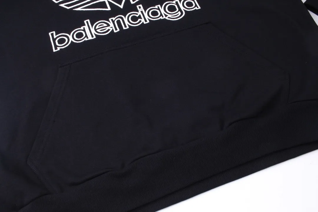 🅿️300 Detailed picture [Top version. Official website quality] BALENCI*GA/Paris co-branded Adidas embroidered front LOGO long-sleeved hooded sweatshirt. The fabric is made of Paris ZP custom-woven and dyed cotton sweatshirt. The weight is 450 grams, the cloth surface is clean. The cloth pattern is clear, soft and comfortable. The color fastness is good. It is not easy to change color. The threads are dyed with no color difference. The LOGO pattern letters are embroidered using imported embroidery machines, and the letters are three-dimensional and full. It is produced in Jubie market based on pictures, and comparisons are welcome. Restored brick cabinets. The version adopts OS loose shoulder design. Same style for men and women. Code: BL238017 Color: dark green, black Size: XS S M L