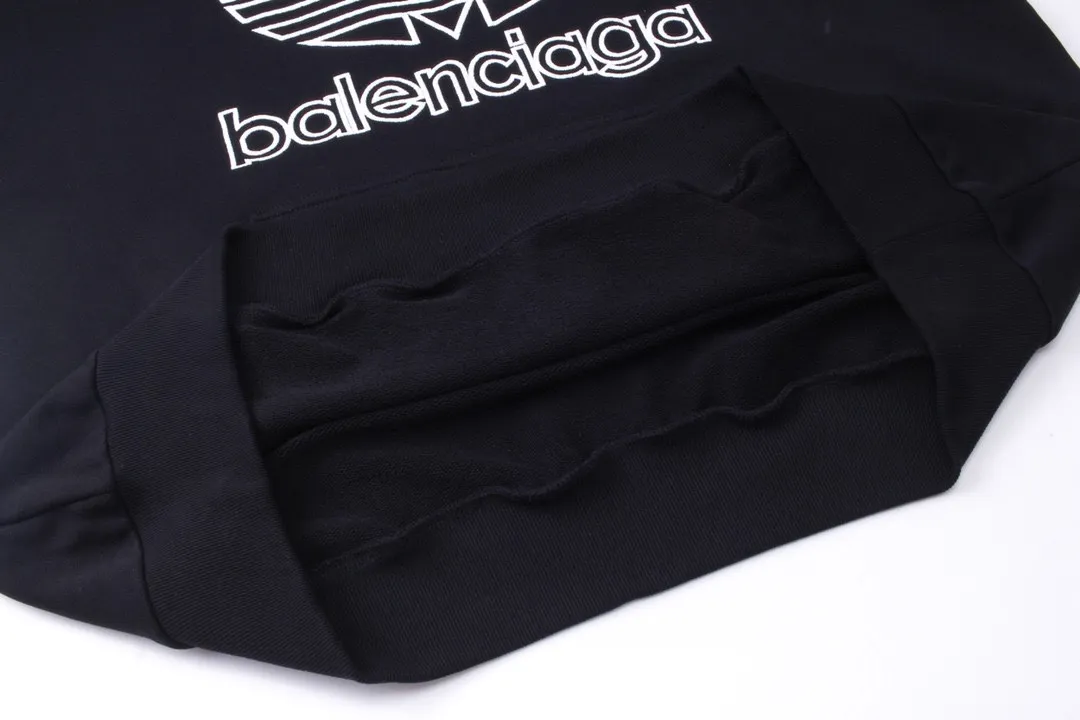 🅿️300 Detailed picture [Top version. Official website quality] BALENCI*GA/Paris co-branded Adidas embroidered front LOGO long-sleeved hooded sweatshirt. The fabric is made of Paris ZP custom-woven and dyed cotton sweatshirt. The weight is 450 grams, the cloth surface is clean. The cloth pattern is clear, soft and comfortable. The color fastness is good. It is not easy to change color. The threads are dyed with no color difference. The LOGO pattern letters are embroidered using imported embroidery machines, and the letters are three-dimensional and full. It is produced in Jubie market based on pictures, and comparisons are welcome. Restored brick cabinets. The version adopts OS loose shoulder design. Same style for men and women. Code: BL238017 Color: dark green, black Size: XS S M L
