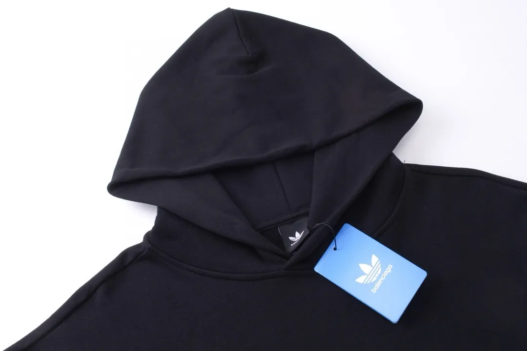 🅿️300 Detailed picture [Top version. Official website quality] BALENCI*GA/Paris co-branded Adidas embroidered front LOGO long-sleeved hooded sweatshirt. The fabric is made of Paris ZP custom-woven and dyed cotton sweatshirt. The weight is 450 grams, the cloth surface is clean. The cloth pattern is clear, soft and comfortable. The color fastness is good. It is not easy to change color. The threads are dyed with no color difference. The LOGO pattern letters are embroidered using imported embroidery machines, and the letters are three-dimensional and full. It is produced in Jubie market based on pictures, and comparisons are welcome. Restored brick cabinets. The version adopts OS loose shoulder design. Same style for men and women. Code: BL238017 Color: dark green, black Size: XS S M L