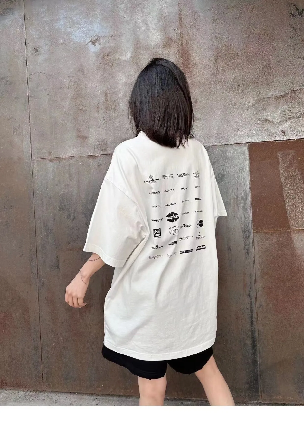 ♻️💯Reference model picture for the upper body❤️The top version of Balenciaga BALENCIAGA is fully printed with LOGO slogans for male and female couples. The same style pure cotton loose short-sleeved T-shirt for male and female couples. Balenciaga was founded by Cristobal Balenciaga, a great genius designer who is known as representing the twentieth century. For more than half a century since the brand was founded, Balenciaga has been famous in the fashion industry for its fashion and elegance. You can find any of your favorite logos on the front and back of this piece, Ness.  The front and rear printing uses low-coverage screen printing technology, and the glue is imported. The printing is very delicate, and the scratched out problems are very clear and there are no burrs. The fabric is made of 280g double-ply double-yarn pure cotton loose fabric, which is loose and breathable, has good drying effect, full drape and skin toning. Color: Black White Pink Size: XS-L P:240