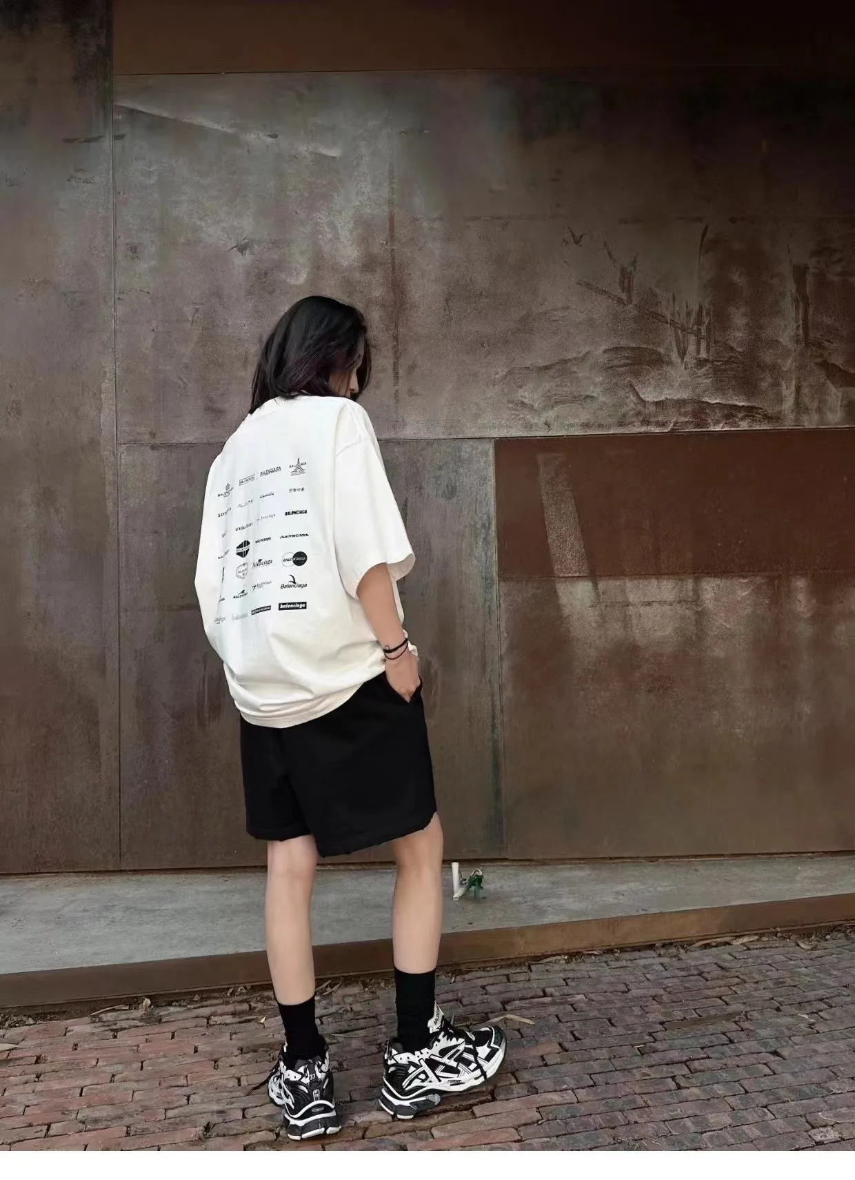 ♻️💯Reference model picture for the upper body❤️The top version of Balenciaga BALENCIAGA is fully printed with LOGO slogans for male and female couples. The same style pure cotton loose short-sleeved T-shirt for male and female couples. Balenciaga was founded by Cristobal Balenciaga, a great genius designer who is known as representing the twentieth century. For more than half a century since the brand was founded, Balenciaga has been famous in the fashion industry for its fashion and elegance. You can find any of your favorite logos on the front and back of this piece, Ness.  The front and rear printing uses low-coverage screen printing technology, and the glue is imported. The printing is very delicate, and the scratched out problems are very clear and there are no burrs. The fabric is made of 280g double-ply double-yarn pure cotton loose fabric, which is loose and breathable, has good drying effect, full drape and skin toning. Color: Black White Pink Size: XS-L P:240