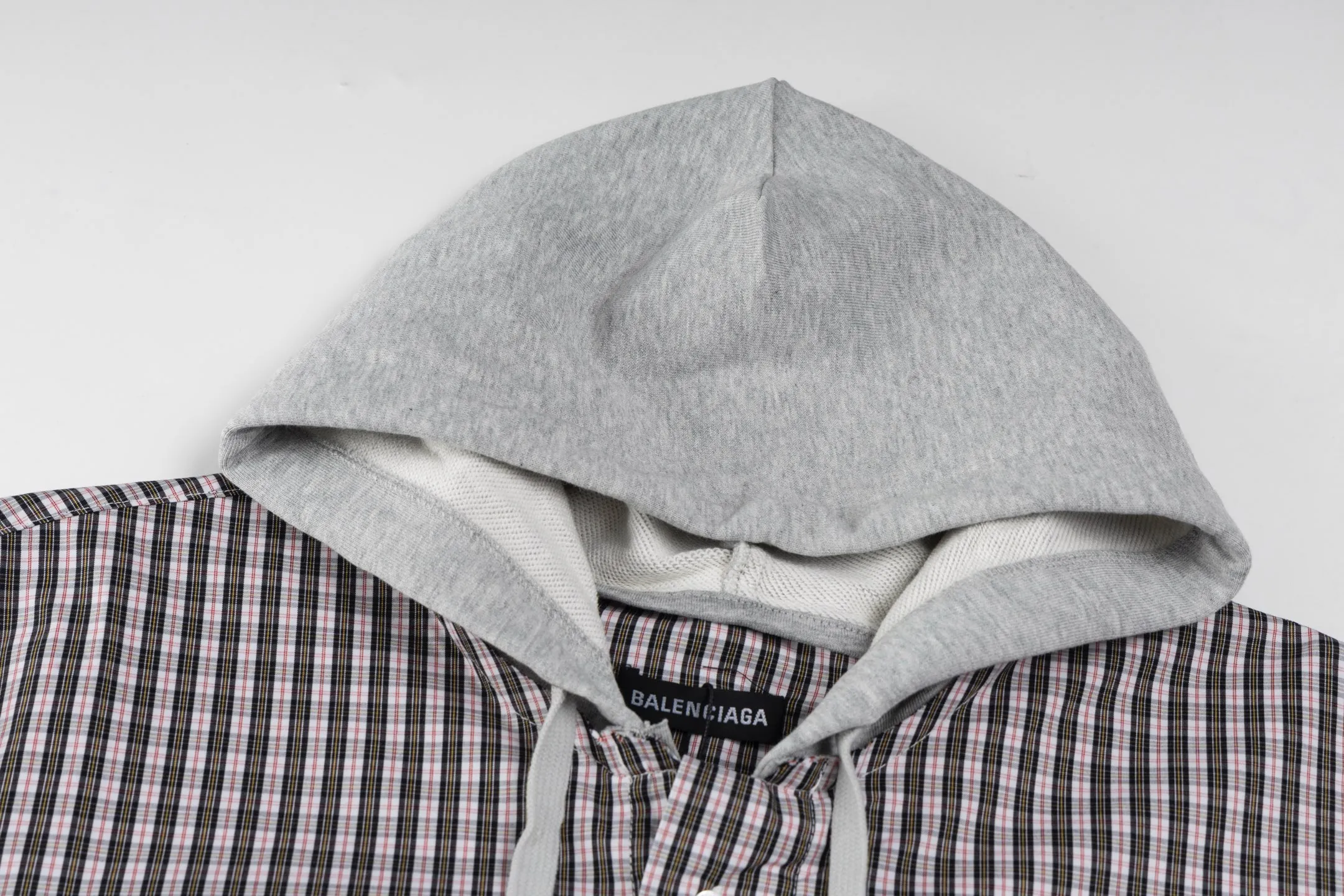 🅿️560 [Exclusive supply] BLCG spliced plaid hooded jacket. The fabric is made of custom-dyed high-density plaid fabric. The minimum order quantity is 1000 meters. The minimum order quantity is 8 strips of threaded spliced knitted fabric. The buttons are first-class shell buttons. Mold-opening and engraving. The cost of shell buckles is only 2.5 (different from ordinary buttons in the market). The zippers are made of real antique silver zippers. Mold-opening customization. The embroidery is imported Tajima embroidery. Precise operation. Matching and positioning small grids is the most troublesome. Normal workers are not willing to do it. In addition, the splicing cost is extremely expensive. Size:S/M/L