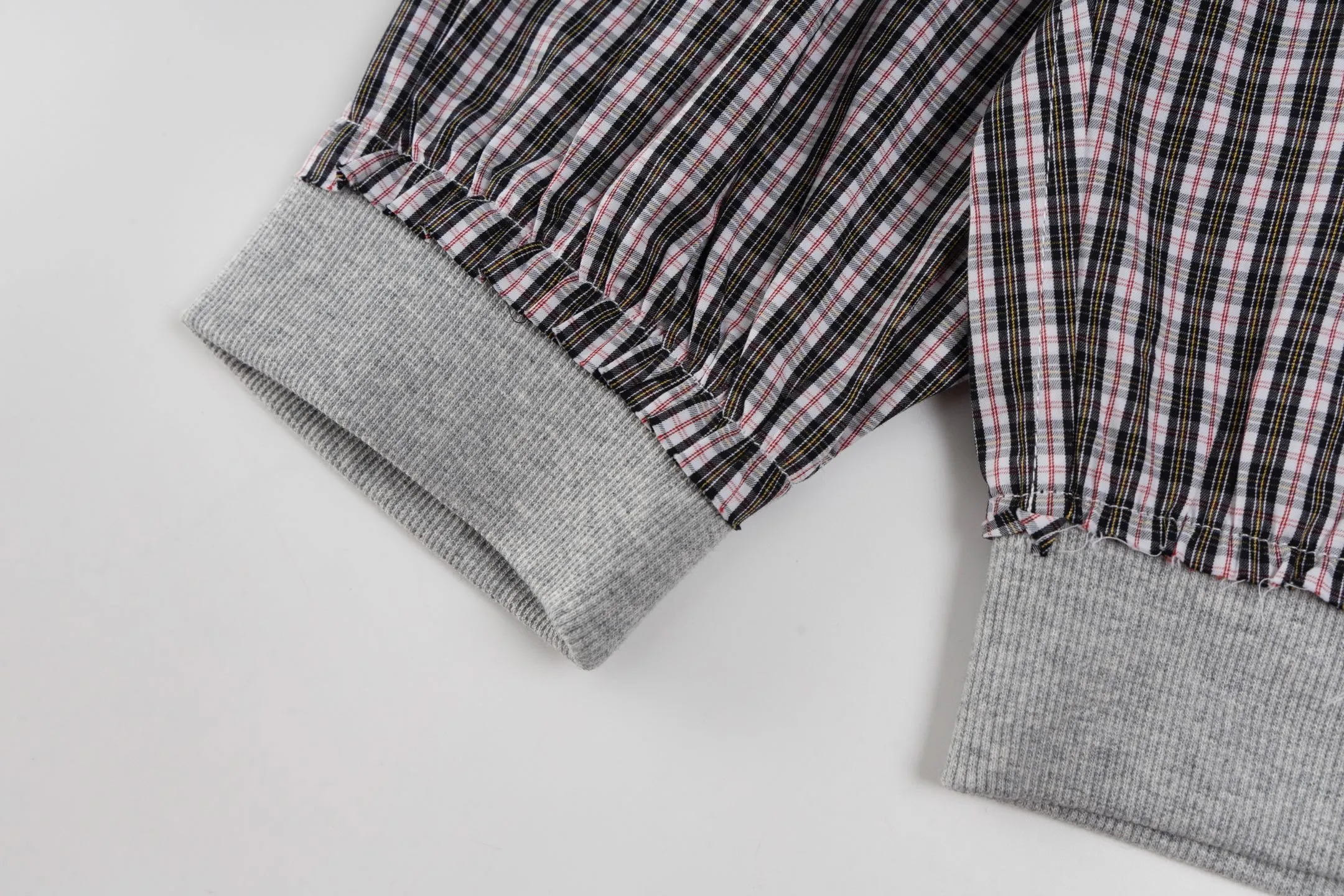 🅿️560 [Exclusive supply] BLCG spliced plaid hooded jacket. The fabric is made of custom-dyed high-density plaid fabric. The minimum order quantity is 1000 meters. The minimum order quantity is 8 strips of threaded spliced knitted fabric. The buttons are first-class shell buttons. Mold-opening and engraving. The cost of shell buckles is only 2.5 (different from ordinary buttons in the market). The zippers are made of real antique silver zippers. Mold-opening customization. The embroidery is imported Tajima embroidery. Precise operation. Matching and positioning small grids is the most troublesome. Normal workers are not willing to do it. In addition, the splicing cost is extremely expensive. Size:S/M/L