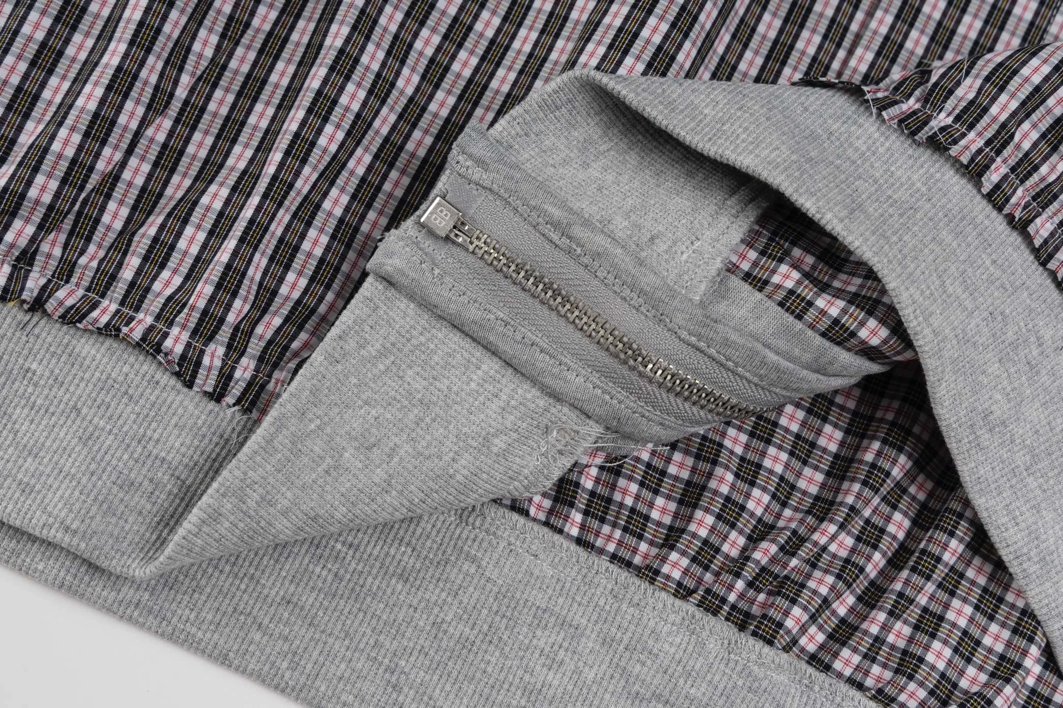 🅿️560 [Exclusive supply] BLCG spliced plaid hooded jacket. The fabric is made of custom-dyed high-density plaid fabric. The minimum order quantity is 1000 meters. The minimum order quantity is 8 strips of threaded spliced knitted fabric. The buttons are first-class shell buttons. Mold-opening and engraving. The cost of shell buckles is only 2.5 (different from ordinary buttons in the market). The zippers are made of real antique silver zippers. Mold-opening customization. The embroidery is imported Tajima embroidery. Precise operation. Matching and positioning small grids is the most troublesome. Normal workers are not willing to do it. In addition, the splicing cost is extremely expensive. Size:S/M/L