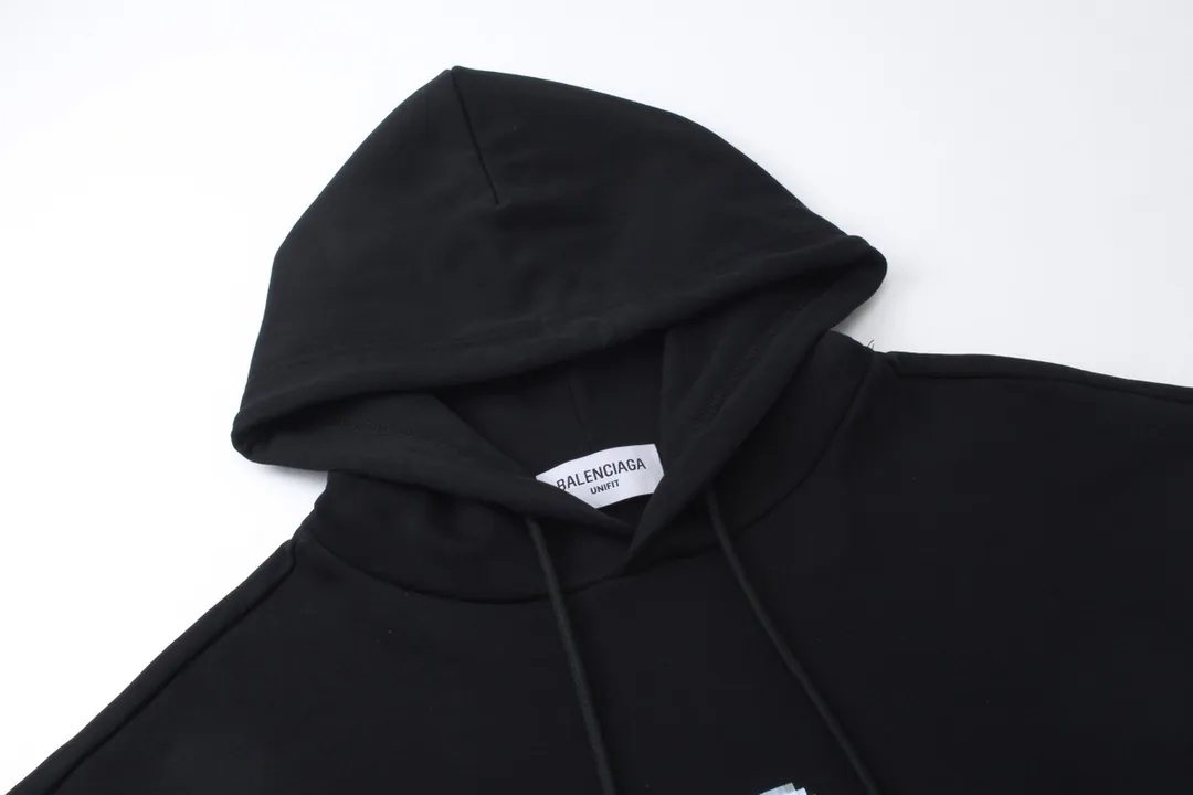 🅿️300 Detailed picture [Top version. Official website quality] BALENCI*GA/Paris. Classic style. BALENCI*GA#phantom BB direct-printed hooded sweatshirt. Brick cabinet synchronization. The fabric is made of Paris ZP custom-woven and dyed cotton sweatshirt. The weight is 450 grams. The cloth surface is clean. The cloth pattern is clear, soft and comfortable. The threads are woven and dyed with no color difference. The classic pattern is printed with Kornit direct-injection printing, which has no hand feel and has a three-dimensional effect that restores the brick cabinet. The version adopts OS loose shoulder design. Same style for men and women. Coding: BL238060 Color: black. White. Size: XS S M L