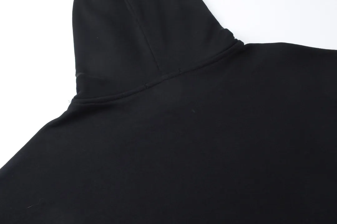 🅿️300 Detailed picture [Top version. Official website quality] BALENCI*GA/Paris. Classic style. BALENCI*GA#phantom BB direct-printed hooded sweatshirt. Brick cabinet synchronization. The fabric is made of Paris ZP custom-woven and dyed cotton sweatshirt. The weight is 450 grams. The cloth surface is clean. The cloth pattern is clear, soft and comfortable. The threads are woven and dyed with no color difference. The classic pattern is printed with Kornit direct-injection printing, which has no hand feel and has a three-dimensional effect that restores the brick cabinet. The version adopts OS loose shoulder design. Same style for men and women. Coding: BL238060 Color: black. White. Size: XS S M L