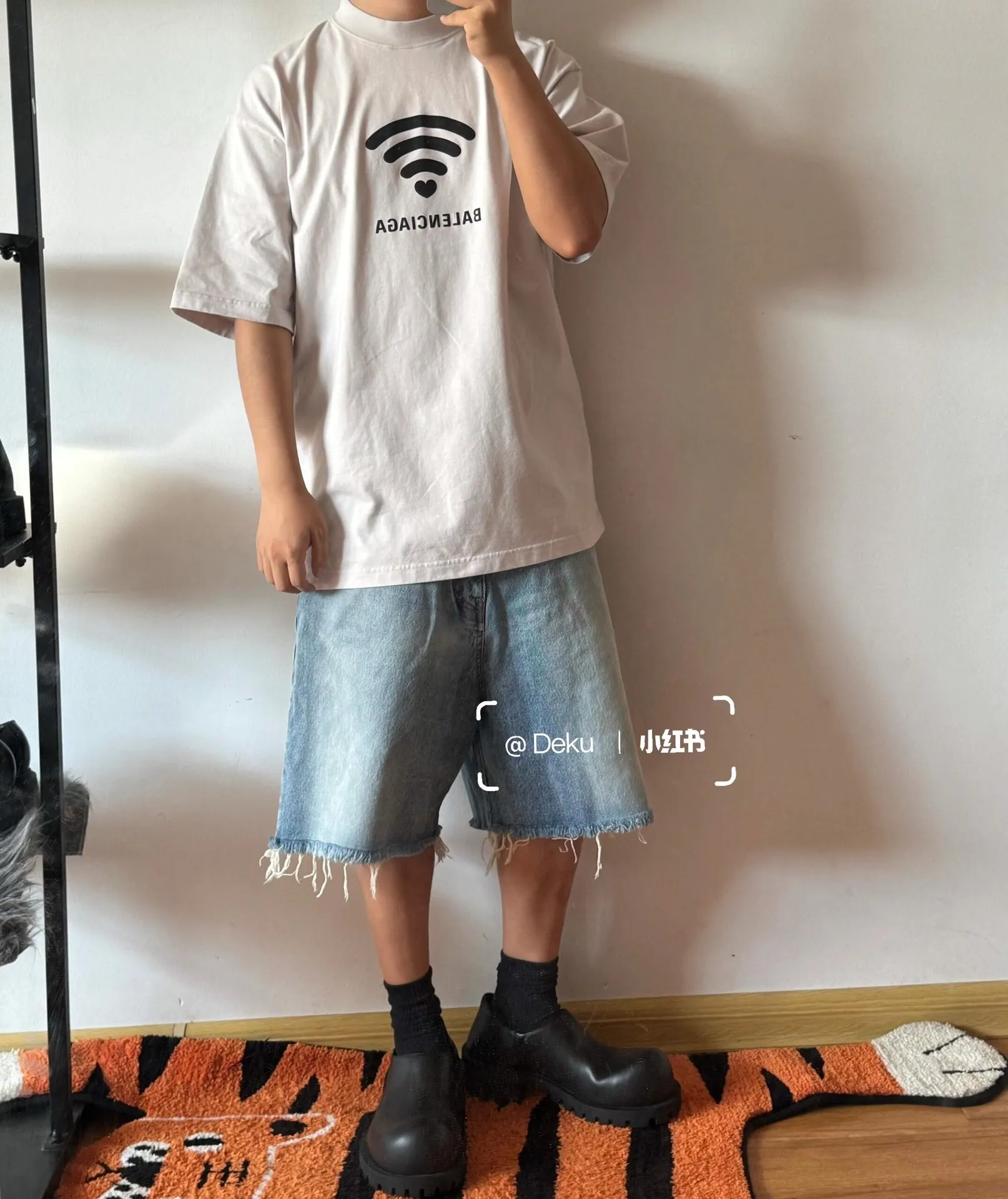 🎀Hot model pictures🎀Top tested version of BALENCIAGA Balenciaga Spring Summer 2024SS 520 Festival Limited Wfilter printed short-sleeved T-shirt. The whole fabric is washed before being cut. The front and rear panels are printed using imported Kornit direct-jet printing technology. After the garment is washed twice, in order to get closer to the original effect, it is manually positioned, flattened and spray-painted by the master. The effect of the garment is more precise and time-consuming. The details are perfectly restored zp Exclusively woven and dyed 300g fabrics. Threads are dyed in the same vat with zero color difference. Different from the market currency. Comparison is welcome. Fabric: Customized imported high-gram weight tight double yarn fabric 300g, 100% cotton. Accessories: full set of customized accessories, packaging bags, tags, brand LOGO Sydney paper. Color: black white. Size: XS--L P:260.