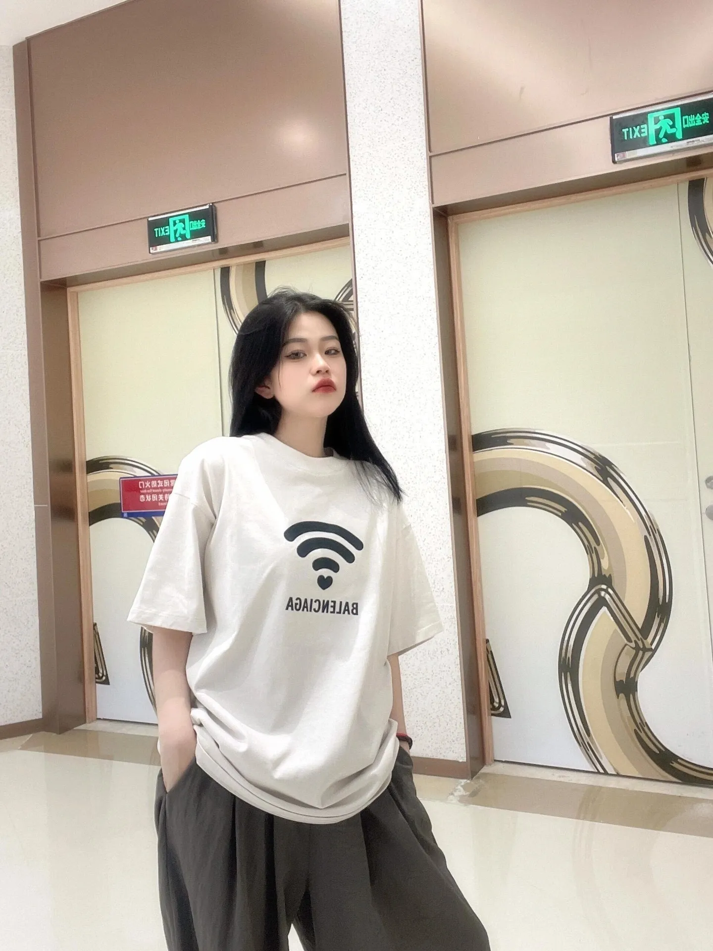 🎀Hot model pictures🎀Top tested version of BALENCIAGA Balenciaga Spring Summer 2024SS 520 Festival Limited Wfilter printed short-sleeved T-shirt. The whole fabric is washed before being cut. The front and rear panels are printed using imported Kornit direct-jet printing technology. After the garment is washed twice, in order to get closer to the original effect, it is manually positioned, flattened and spray-painted by the master. The effect of the garment is more precise and time-consuming. The details are perfectly restored zp Exclusively woven and dyed 300g fabrics. Threads are dyed in the same vat with zero color difference. Different from the market currency. Comparison is welcome. Fabric: Customized imported high-gram weight tight double yarn fabric 300g, 100% cotton. Accessories: full set of customized accessories, packaging bags, tags, brand LOGO Sydney paper. Color: black white. Size: XS--L P:260.