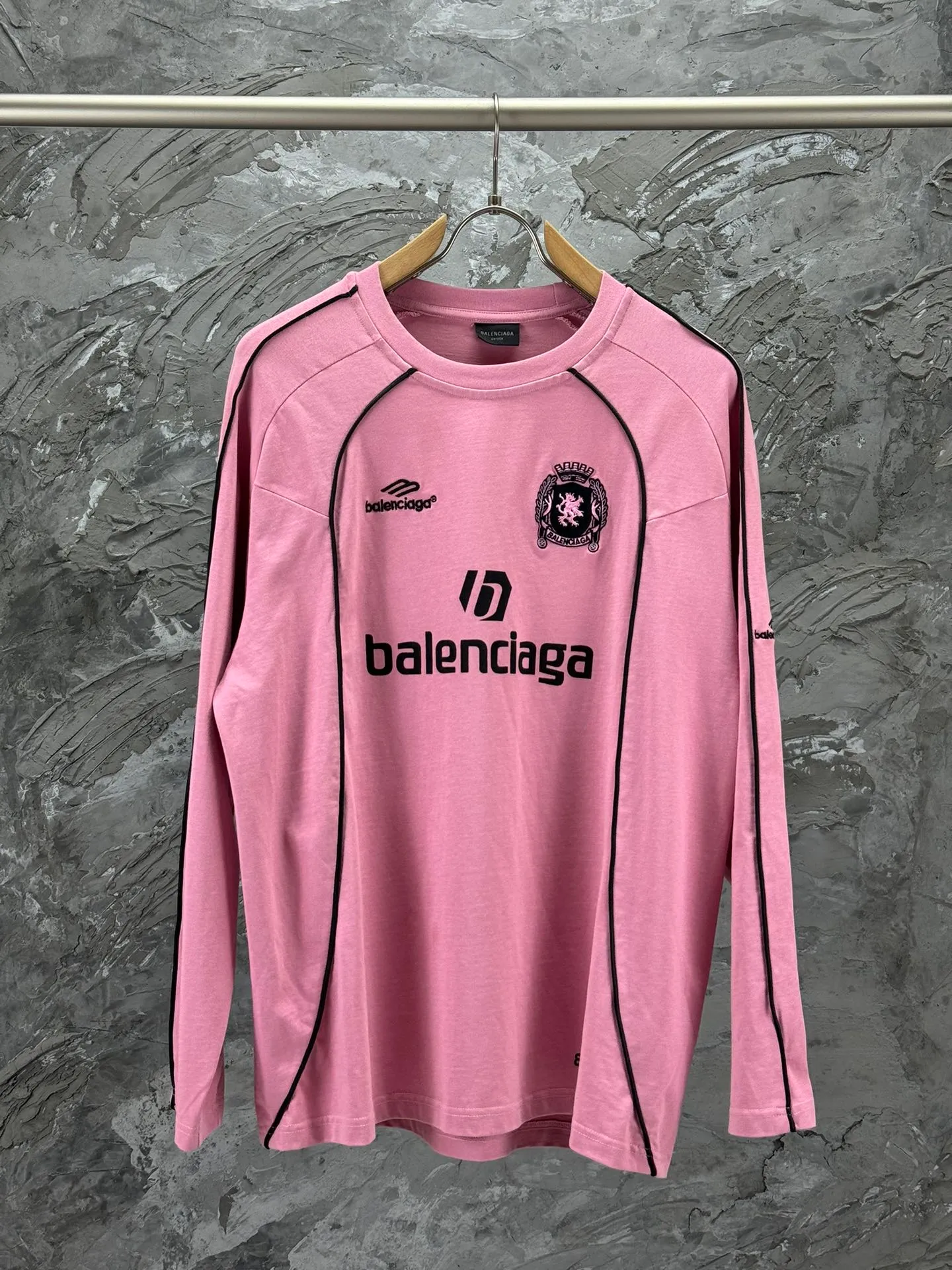 🅿️340 - BALENCI*GA Paris Manchester United co-branded football No. 10 embroidery printed long sleeves, the fabric is made of Paris custom-woven and dyed double-yarn pure cotton fabric. The weight is 280g. The thread is custom-woven and dyed without color difference. The front and rear panels use imported glue screen printing technology + the front and left sleeves use imported Tajima embroidery machine matte light heavy embroidery technology, two high-temperature shaping washes, os dropped shoulders, loose version, same style for men and women! ! -Color: black pink white red -SIZE: XS S M L style number 8606#