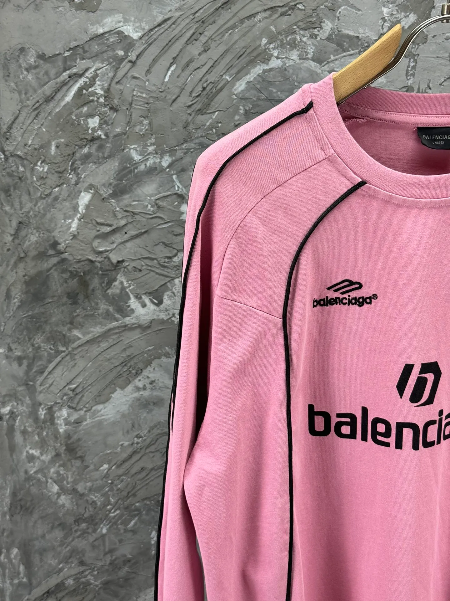 🅿️340 - BALENCI*GA Paris Manchester United co-branded football No. 10 embroidery printed long sleeves, the fabric is made of Paris custom-woven and dyed double-yarn pure cotton fabric. The weight is 280g. The thread is custom-woven and dyed without color difference. The front and rear panels use imported glue screen printing technology + the front and left sleeves use imported Tajima embroidery machine matte light heavy embroidery technology, two high-temperature shaping washes, os dropped shoulders, loose version, same style for men and women! ! -Color: black pink white red -SIZE: XS S M L style number 8606#