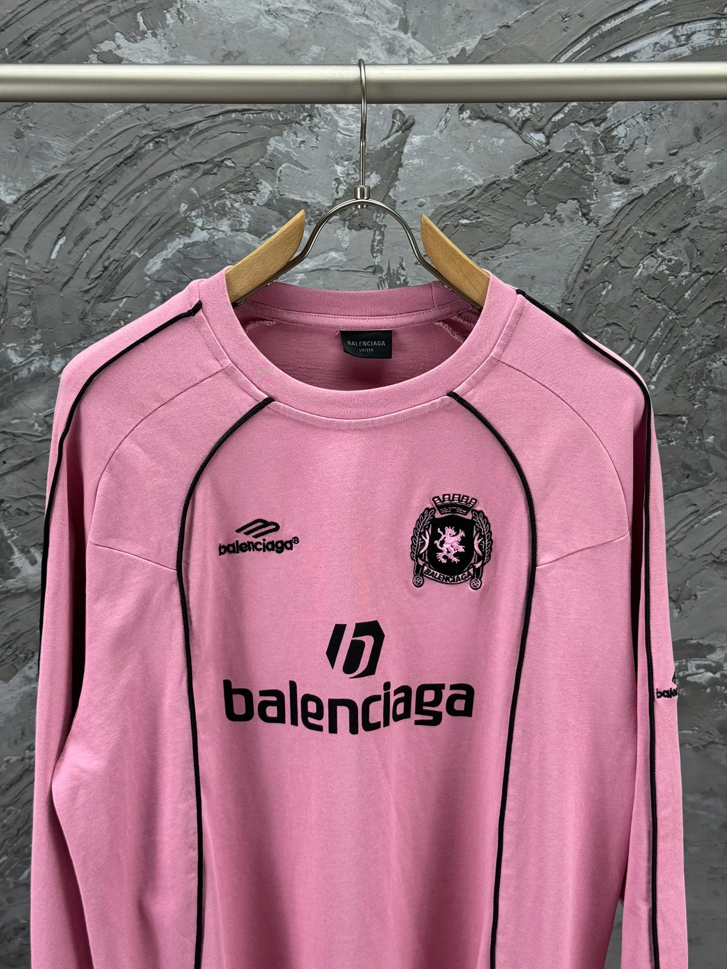 🅿️340 - BALENCI*GA Paris Manchester United co-branded football No. 10 embroidery printed long sleeves, the fabric is made of Paris custom-woven and dyed double-yarn pure cotton fabric. The weight is 280g. The thread is custom-woven and dyed without color difference. The front and rear panels use imported glue screen printing technology + the front and left sleeves use imported Tajima embroidery machine matte light heavy embroidery technology, two high-temperature shaping washes, os dropped shoulders, loose version, same style for men and women! ! -Color: black pink white red -SIZE: XS S M L style number 8606#